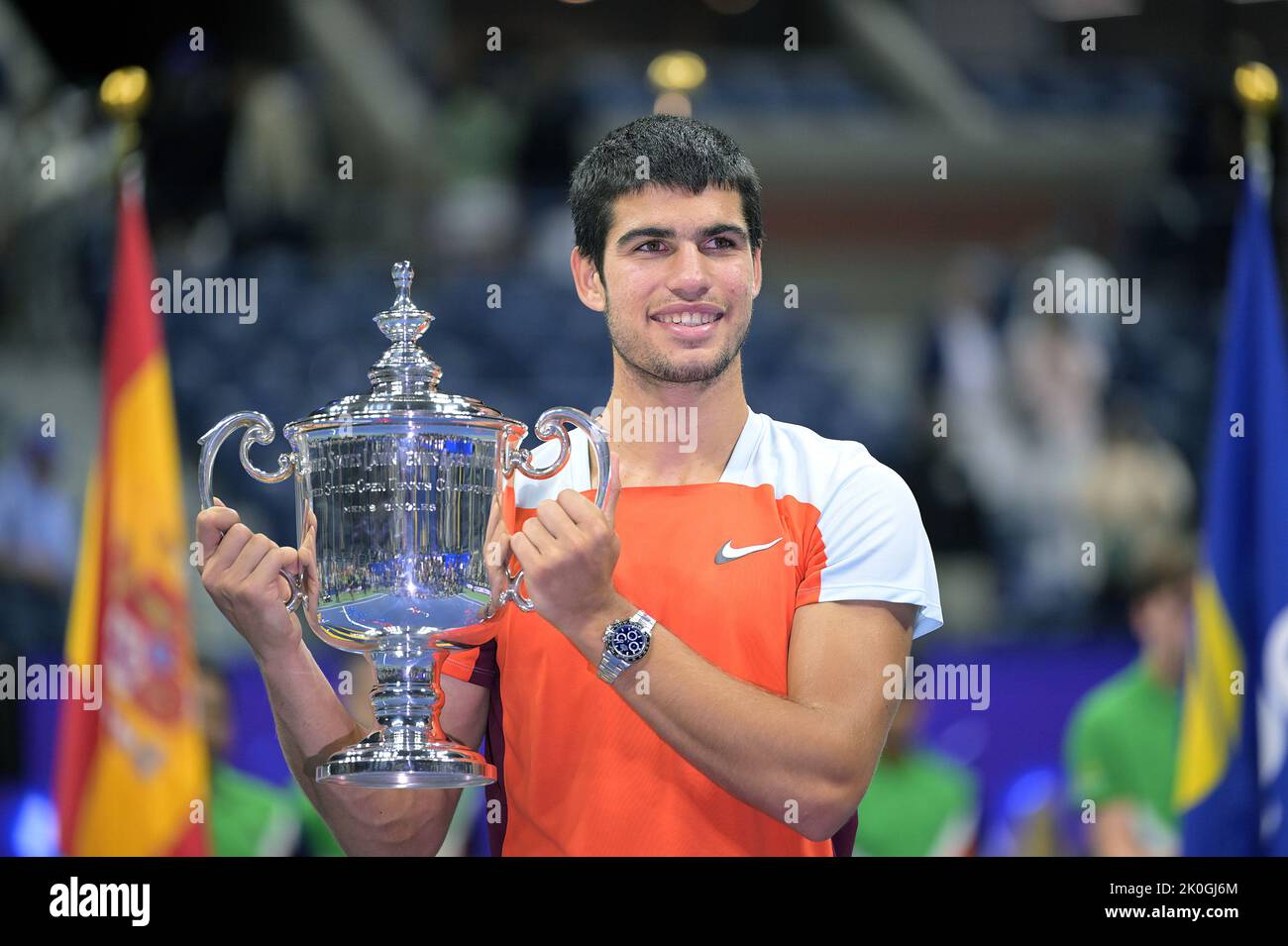 New York, Stati Uniti. 11th Set, 2022. Carlos Alcaraz, di Spagna, detiene il trofeo di campionato dopo aver sconfitto Casper Ruud, di Norvegia, nella finale maschile dei campionati di tennis degli U.S. Open all'USTA Billie Jean King National Tennis Center di Flushing Meadows Corona Park New York, 11 settembre 2022. (Foto di Anthony Behar/Sipa USA) Credit: Sipa USA/Alamy Live News Foto Stock