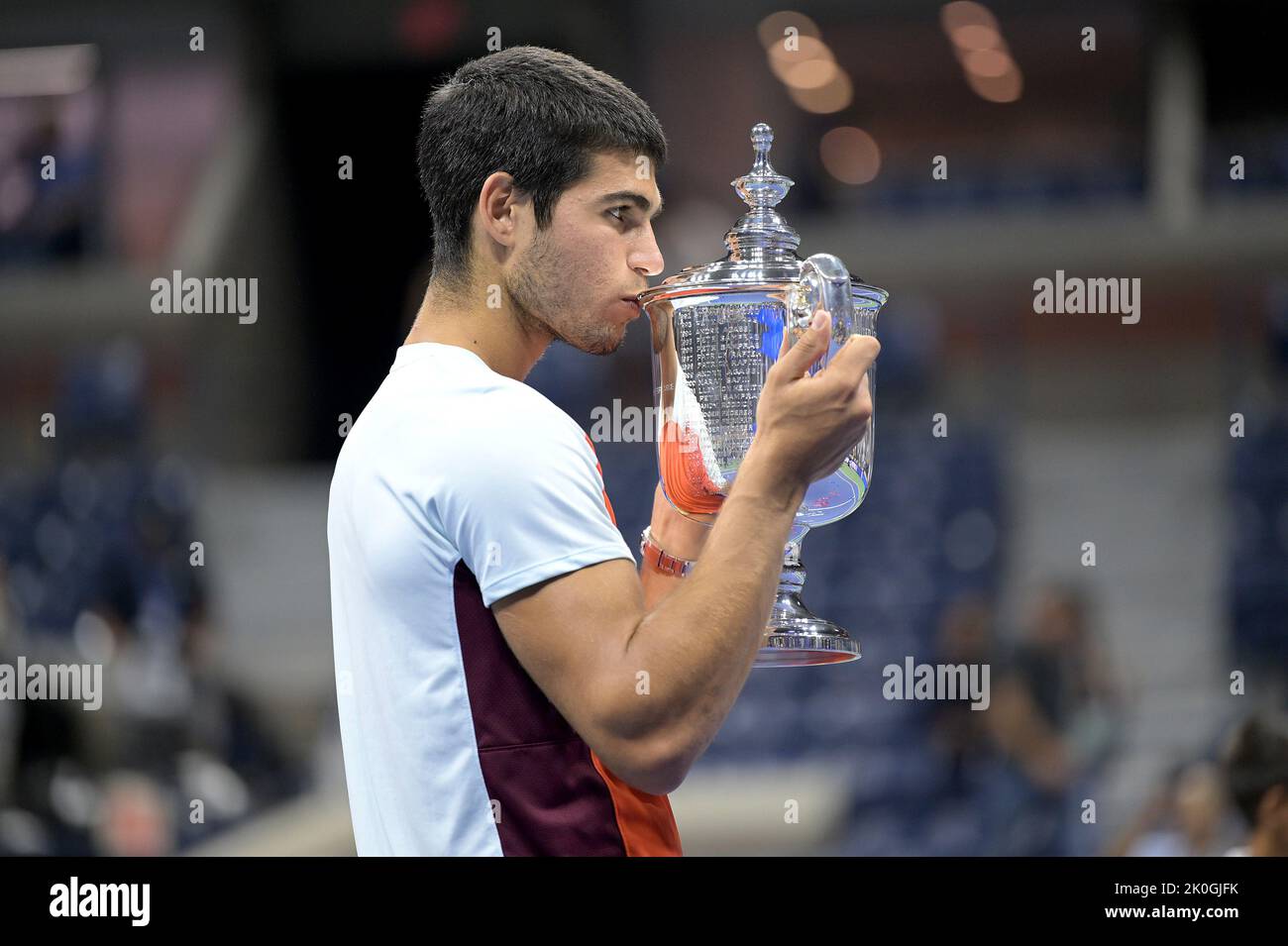 New York, Stati Uniti. 11th Set, 2022. Carlos Alcaraz, di Spagna, bacia il trofeo di campionato dopo aver sconfitto Casper Ruud, di Norvegia, nella finale maschile dei campionati di tennis degli U.S. Open all'USTA Billie Jean King National Tennis Center di Flushing Meadows Corona Park New York, 11 settembre 2022. (Foto di Anthony Behar/Sipa USA) Credit: Sipa USA/Alamy Live News Foto Stock