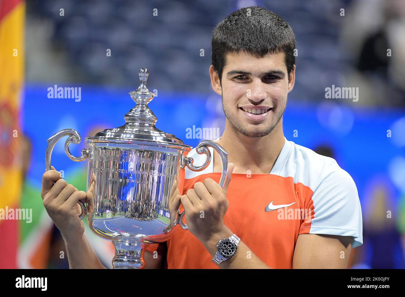 New York, Stati Uniti. 11th Set, 2022. Carlos Alcaraz, di Spagna, detiene il trofeo di campionato dopo aver sconfitto Casper Ruud, di Norvegia, nella finale maschile dei campionati di tennis degli U.S. Open all'USTA Billie Jean King National Tennis Center di Flushing Meadows Corona Park New York, 11 settembre 2022. (Foto di Anthony Behar/Sipa USA) Credit: Sipa USA/Alamy Live News Foto Stock