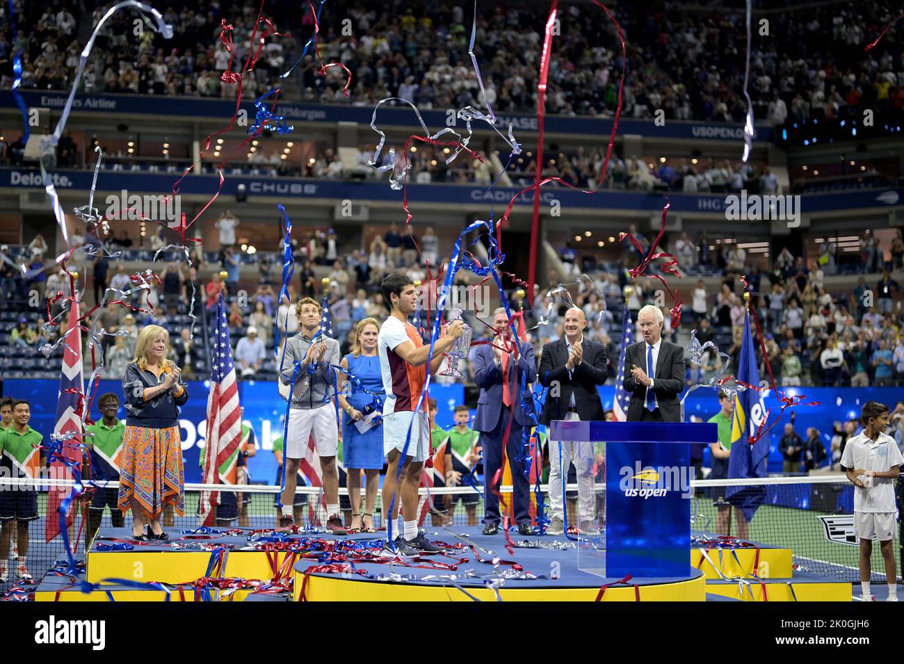 New York, Stati Uniti. 11th Set, 2022. Carlos Alcaraz, di Spagna, detiene il trofeo di campionato dopo aver sconfitto Casper Ruud, di Norvegia, nella finale maschile dei campionati di tennis degli U.S. Open all'USTA Billie Jean King National Tennis Center di Flushing Meadows Corona Park New York, 11 settembre 2022. (Foto di Anthony Behar/Sipa USA) Credit: Sipa USA/Alamy Live News Foto Stock