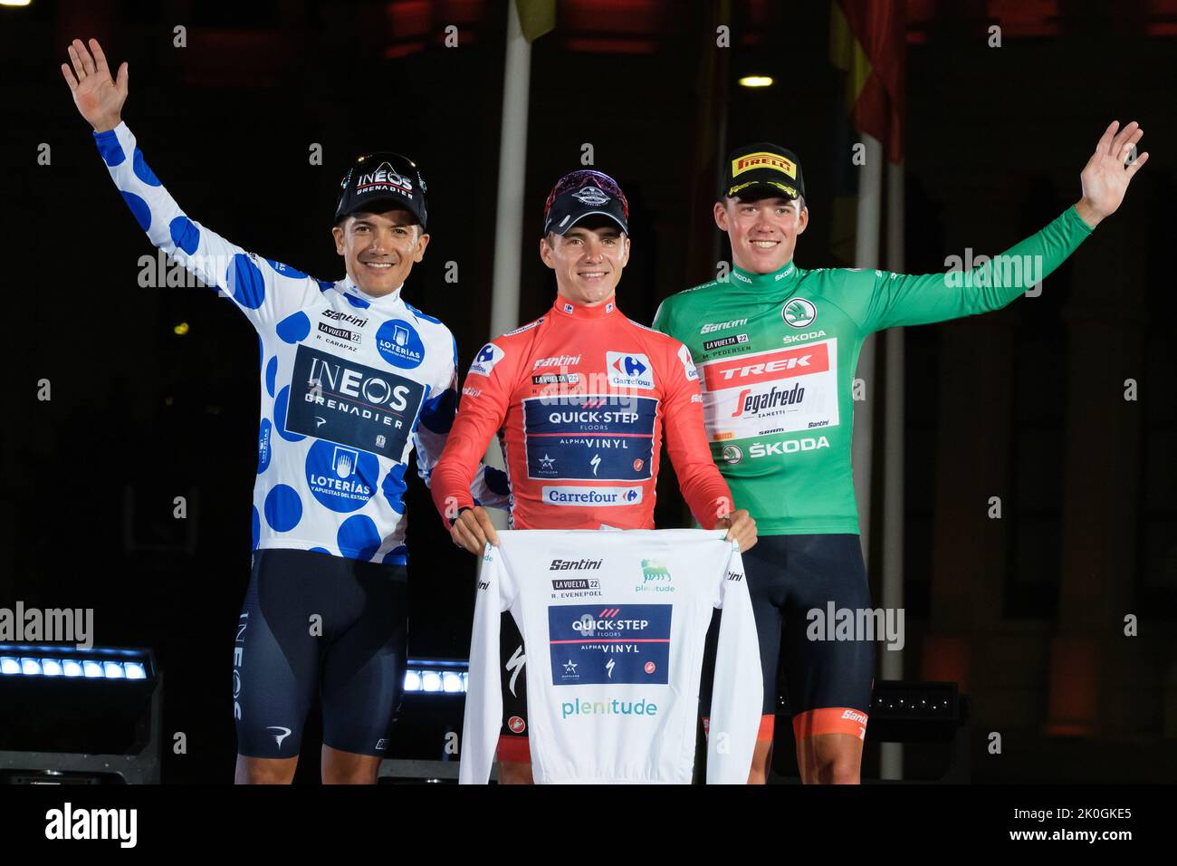 (L-R) Richard Carapaz dell'Ecuador e il Team INEOS Grenadiers - maglia Polka dot mountain, Remco Evenepoel del Belgio e Team Quick-Step - Alpha Vinyl - maglia Red leader/White Best Young Jersey and Mads Pedersen of Denmark e Team Trek - Segafredo - maglia Green Points celebrano sul podio dopo il 77th Tour of Spain 2022. Il pilota belga Remco Evenepoel ha ottenuto la sua prima vittoria nel Grand Tour nella Vuelta a Espana di Madrid. Il 22 ha dominato la gara di tre settimane, conquistando la vittoria dopo il 21st. (Foto di Atilano Garcia/SOPA Images/Sipa USA) Foto Stock