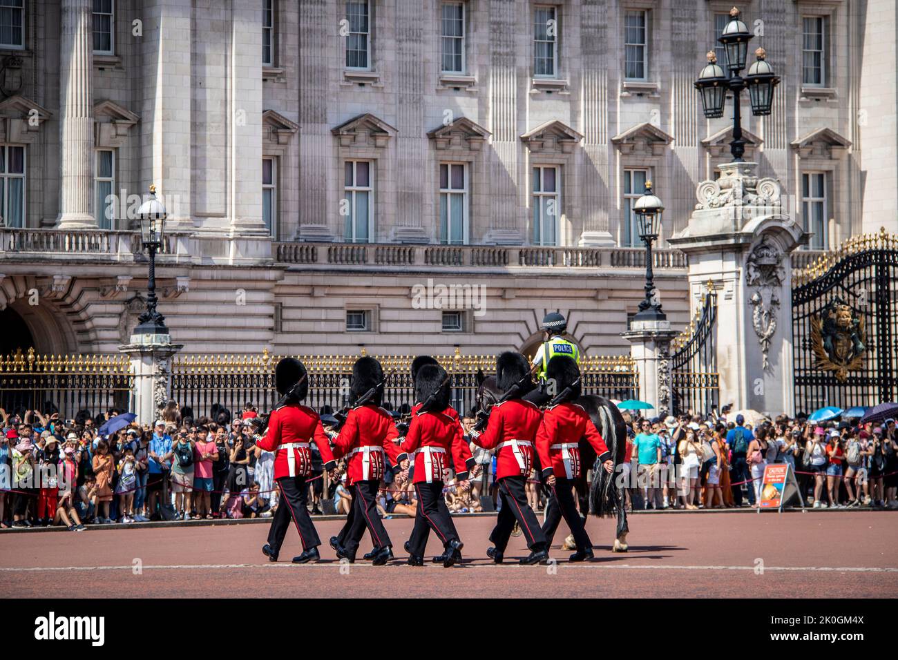 2019 07 24 Londra UK il cambio delle Guardie di fronte a Buckingham Palace con una folla di turisti che guardano - focus selettivo Foto Stock