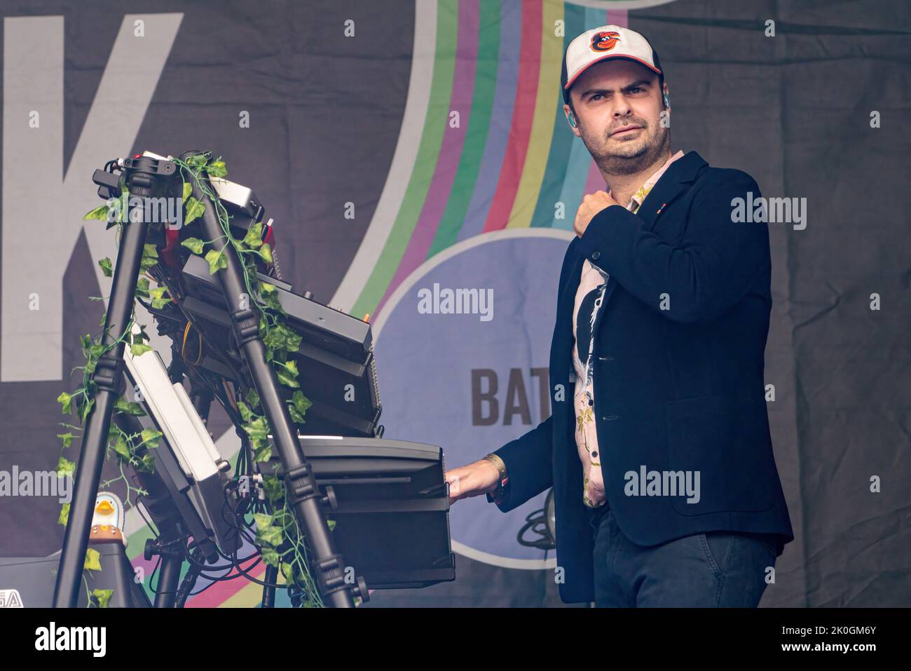 Nick 'peanut' Baines, membro della band Kaiser Chiefs, suona dal vivo al festival. Pub in the Park, ora il più grande festival di cibo e musica per visitare il Regno Unito ha fatto una sosta a St Albans in Hertfordshire Sabato pomeriggio il palcoscenico di musica dal vivo ha visto la partecipazione di artisti Kaiser Chiefs - Ricky Wilson, Andrew White, Simon Rix, Vijay Mistry e Nick 'peanut' Baines, Melanie C/ Mel C che è meglio conosciuto come uno dei cinque membri delle Spice Girls, durante il quale è stata soprannominata Spice sportiva e la band dodgy. Inoltre, intorno al sito del festival c'erano 'Hairy Biker'- si King e Adam Woodyatt più conosciuti per Foto Stock