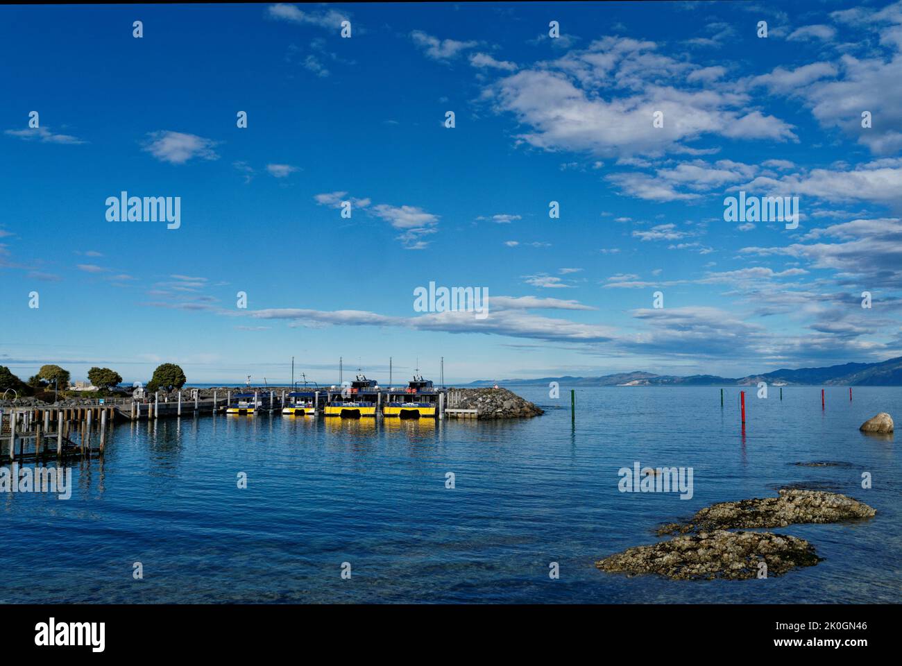 Kaikoura, distretto di Kaikoura / Aotearoa / Nuova Zelanda - 19 Agosto, 2022: Porto di South Bay con crociera turistica e barche di whalewatch legate, Kaikoura Foto Stock