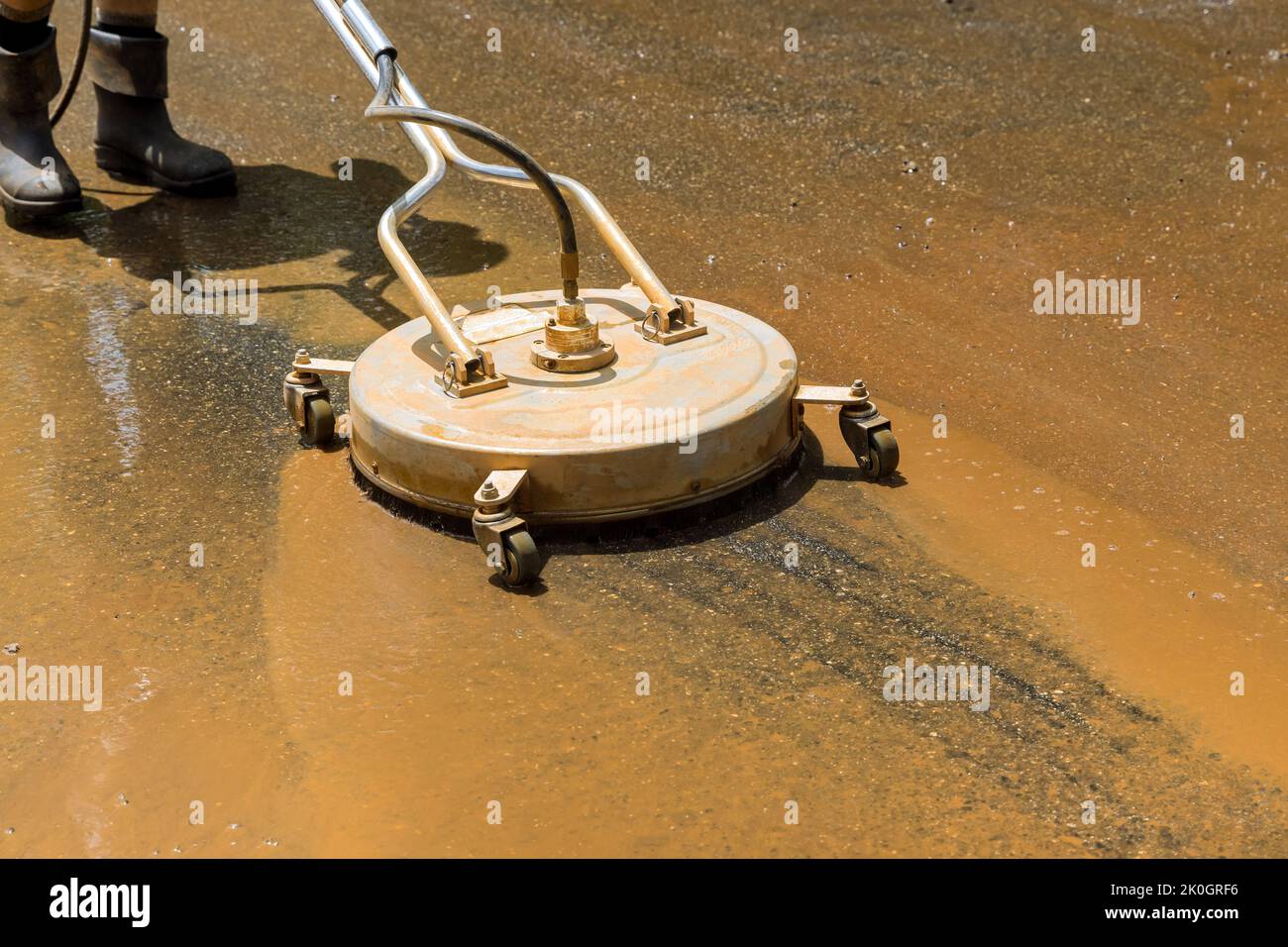 Solitamente utilizzato per il lavaggio stradale, lo sciacquone stradale è dotato di una pompa ad alta pressione e di una speciale testa di lavaggio per la cura della strada. Foto Stock