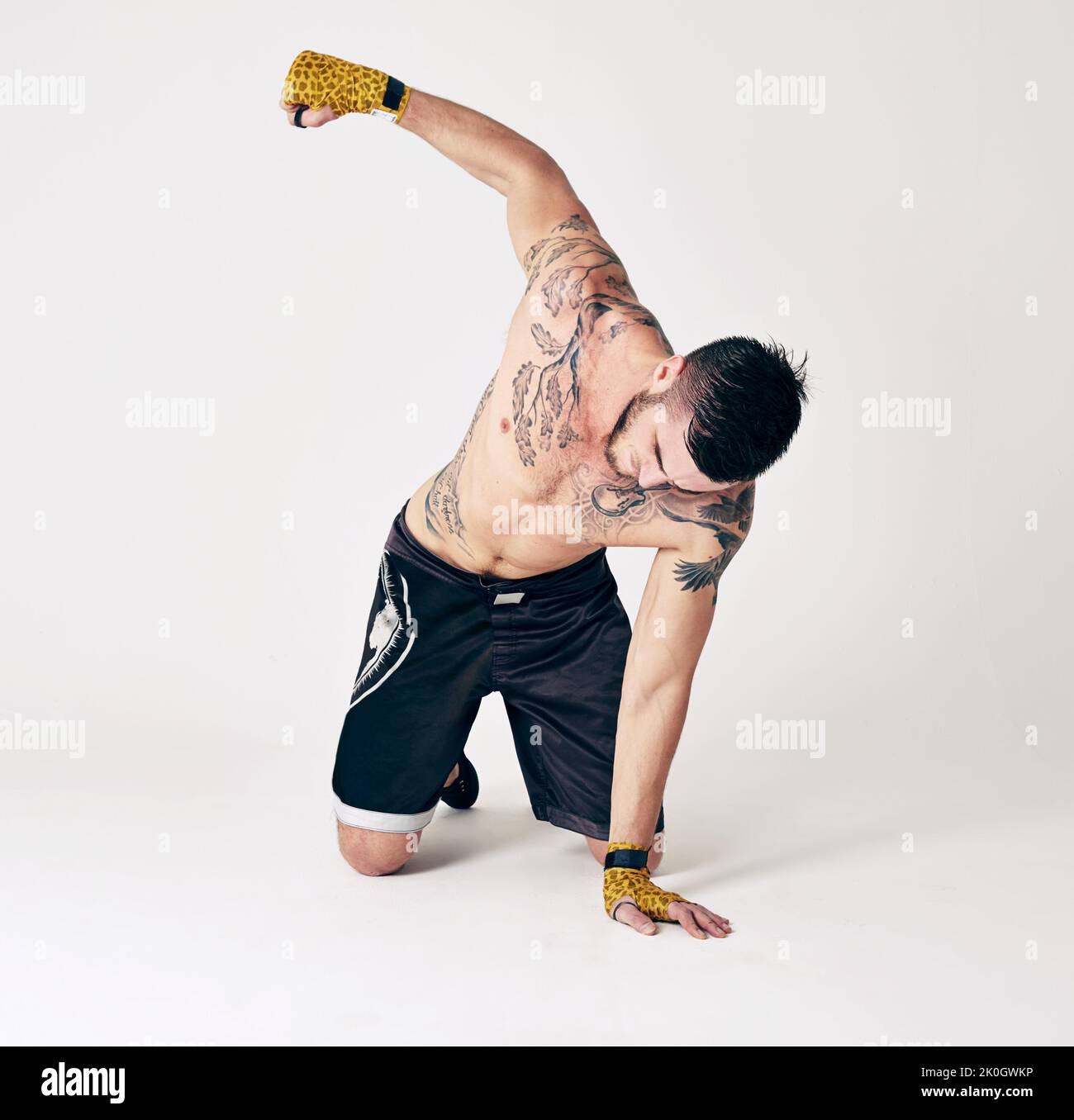 Un campione è qualcuno che si alza quando cant. Un combattente MMA in studio. Foto Stock