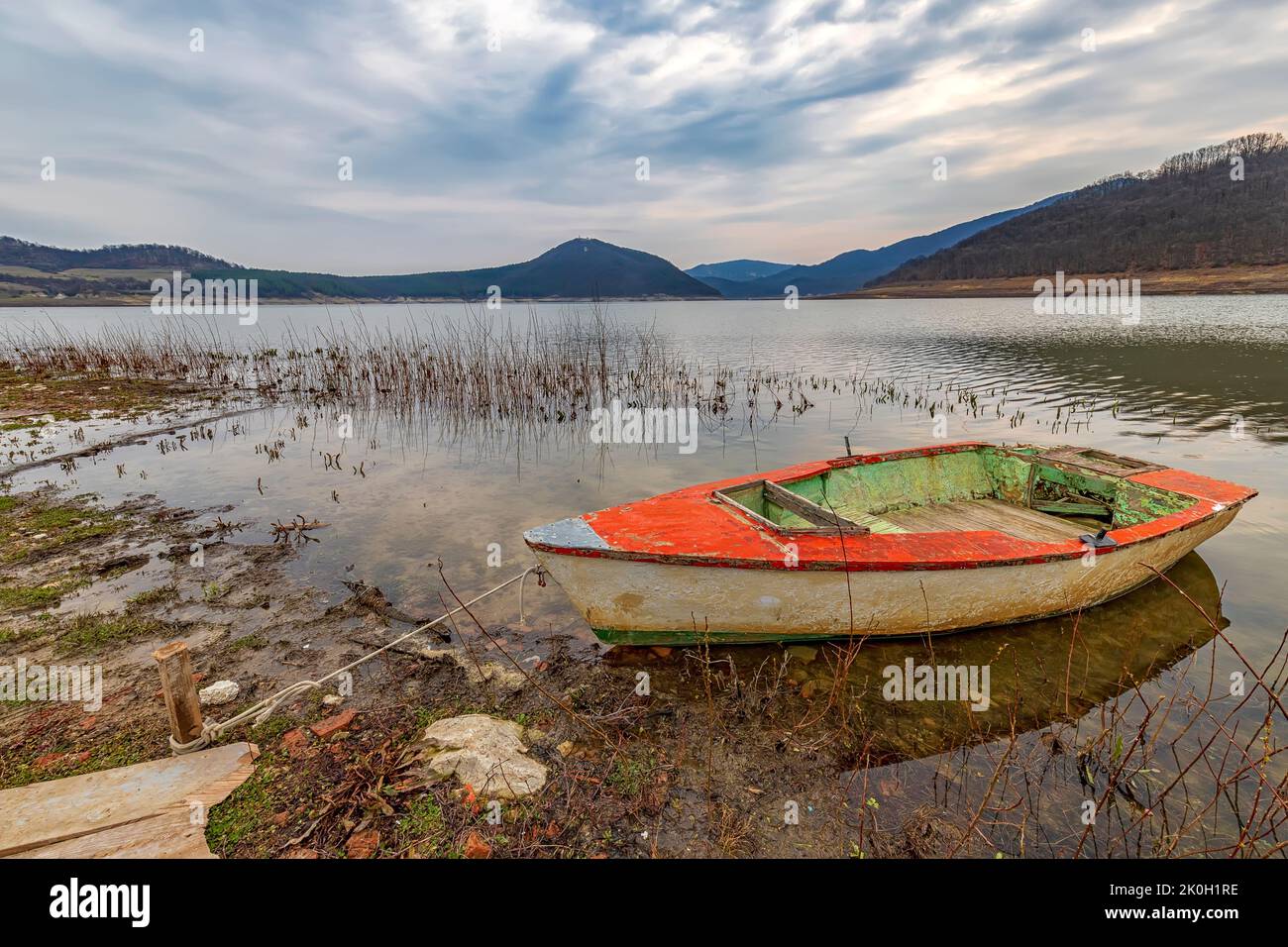 L'atmosfera idilliaca su una riva del lago con una barca di legno Foto Stock