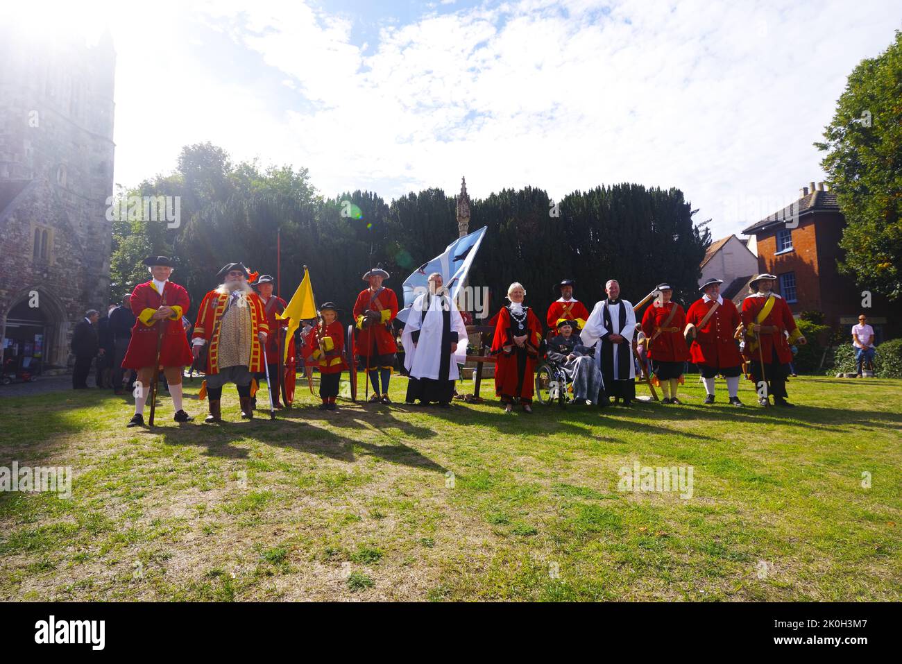 Centinaia di persone si sono riunite per ascoltare il sindaco Cllr Carol Butter leggere una dichiarazione del consiglio comunale e la proclamazione del re Carlo III al di fuori del Minster a Wimborne Dorset 11/09/2022. Con il pianto della città e il sergente del sindaco Chris Brown che annunciava la lettura del sindaco e con il reverendo Canon Andrew Rowland al suo fianco, la proclamazione fu seguita da un saluto da pistola da parte della milizia Wimborne. Foto Stock