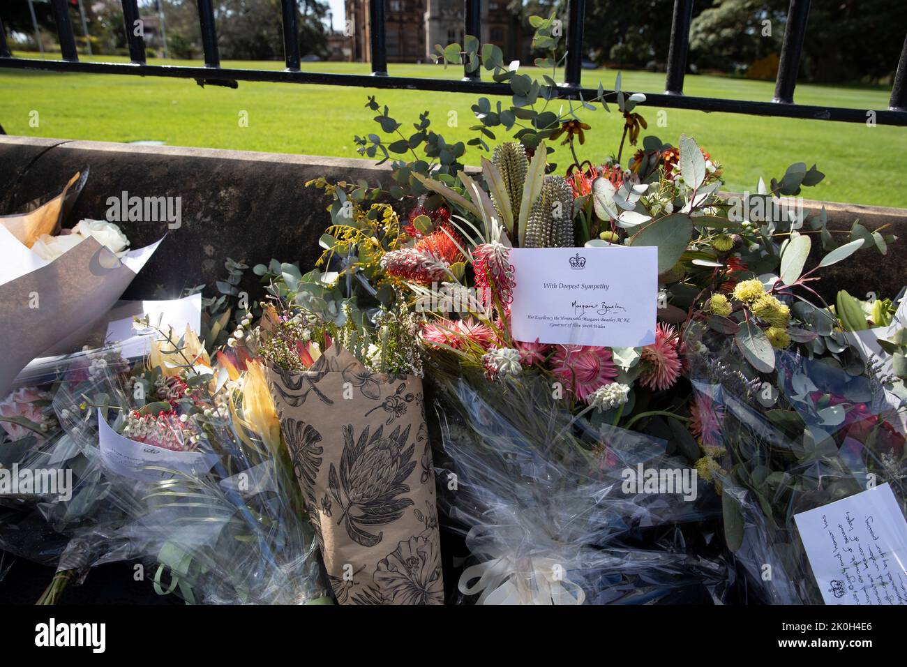 Lunedì 12th settembre 2022, Sydney, Australia. Sua Eccellenza l'onorevole Margaret Beazley, Governatore del nuovo Galles del Sud, lascia una scheda di fiori e simpatia per la Regina Elisabetta al di fuori della Casa del Governo a Sydney, NSW, Australia. Credit: martin Bberry/Alamy Live News Foto Stock