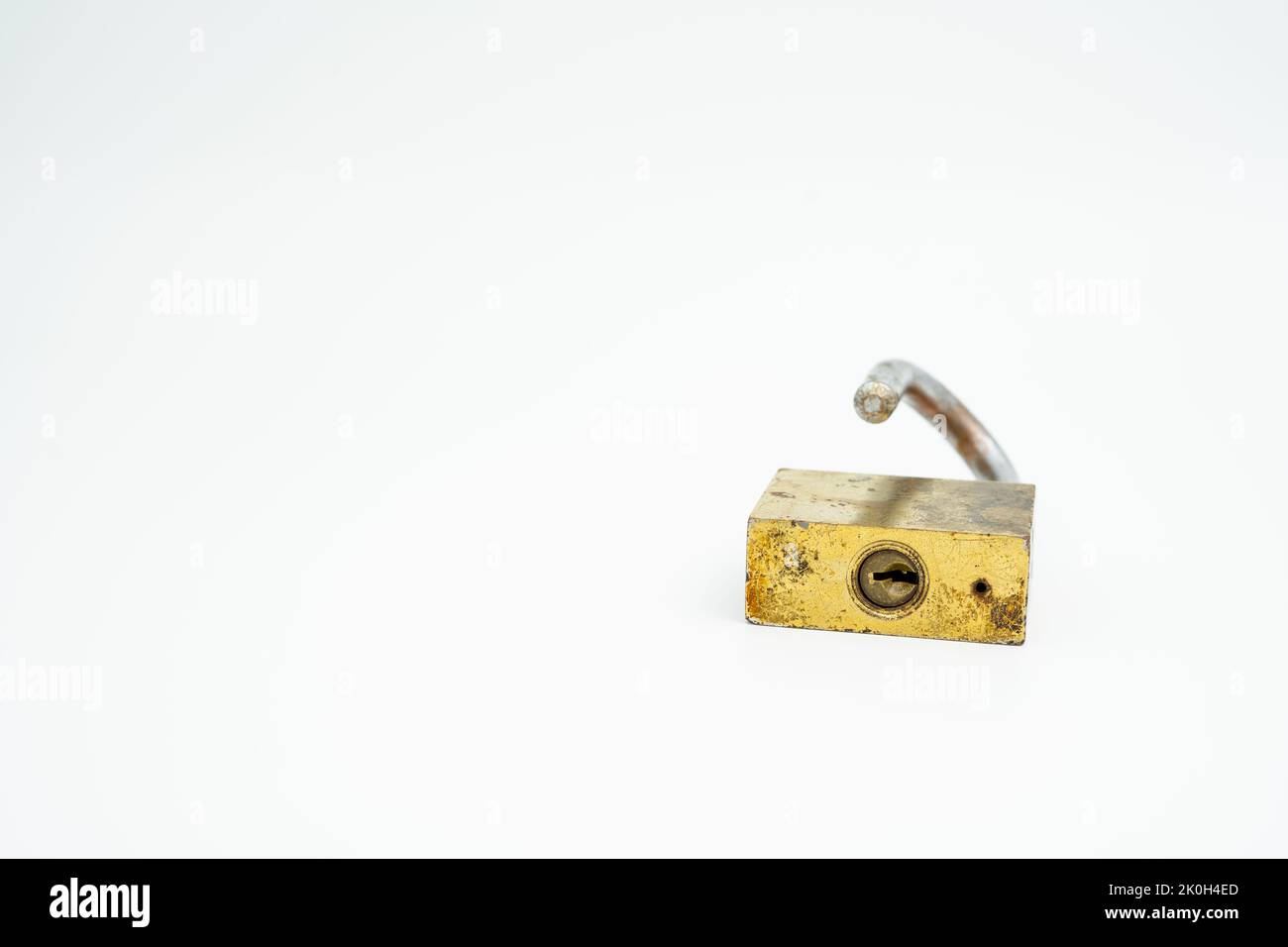 un vecchio lucchetto dorato aperto (sbloccato) Foto Stock