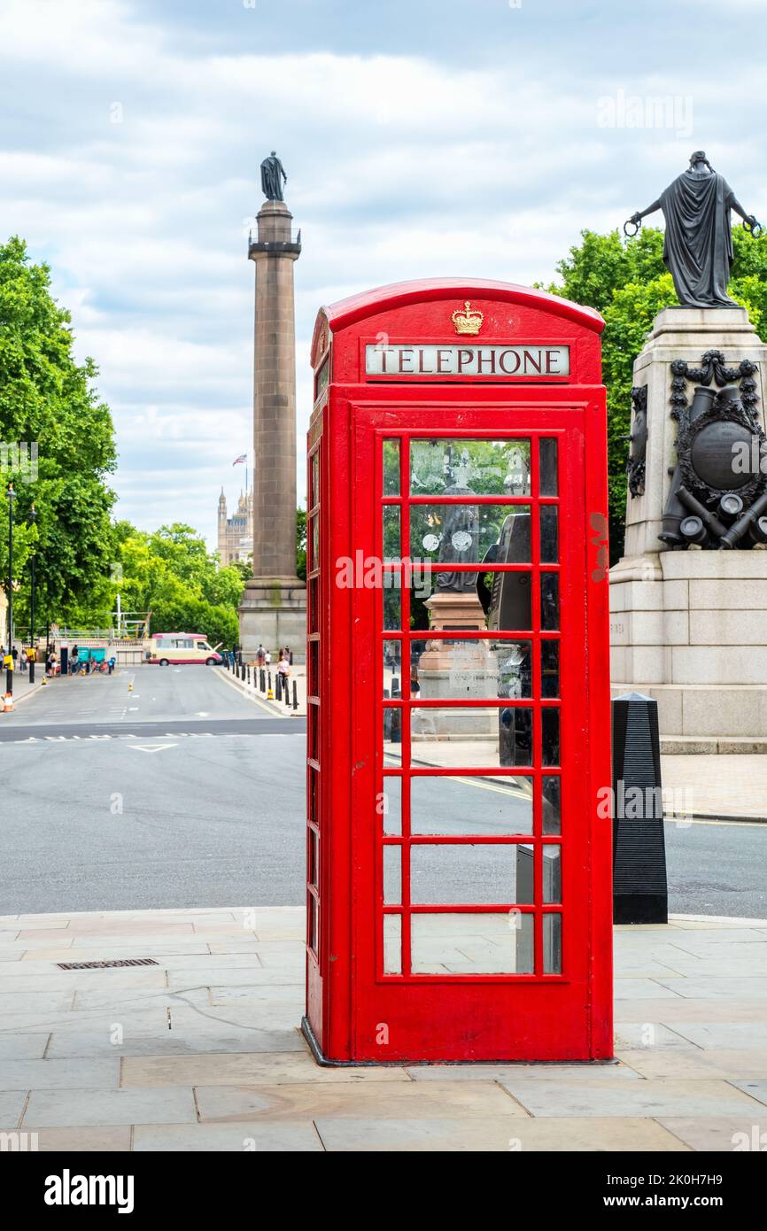 Cabina telefonica rossa di fronte a Waterloo Place Square. Londra, Inghilterra, Regno Unito. Messa a fuoco selettiva Foto Stock