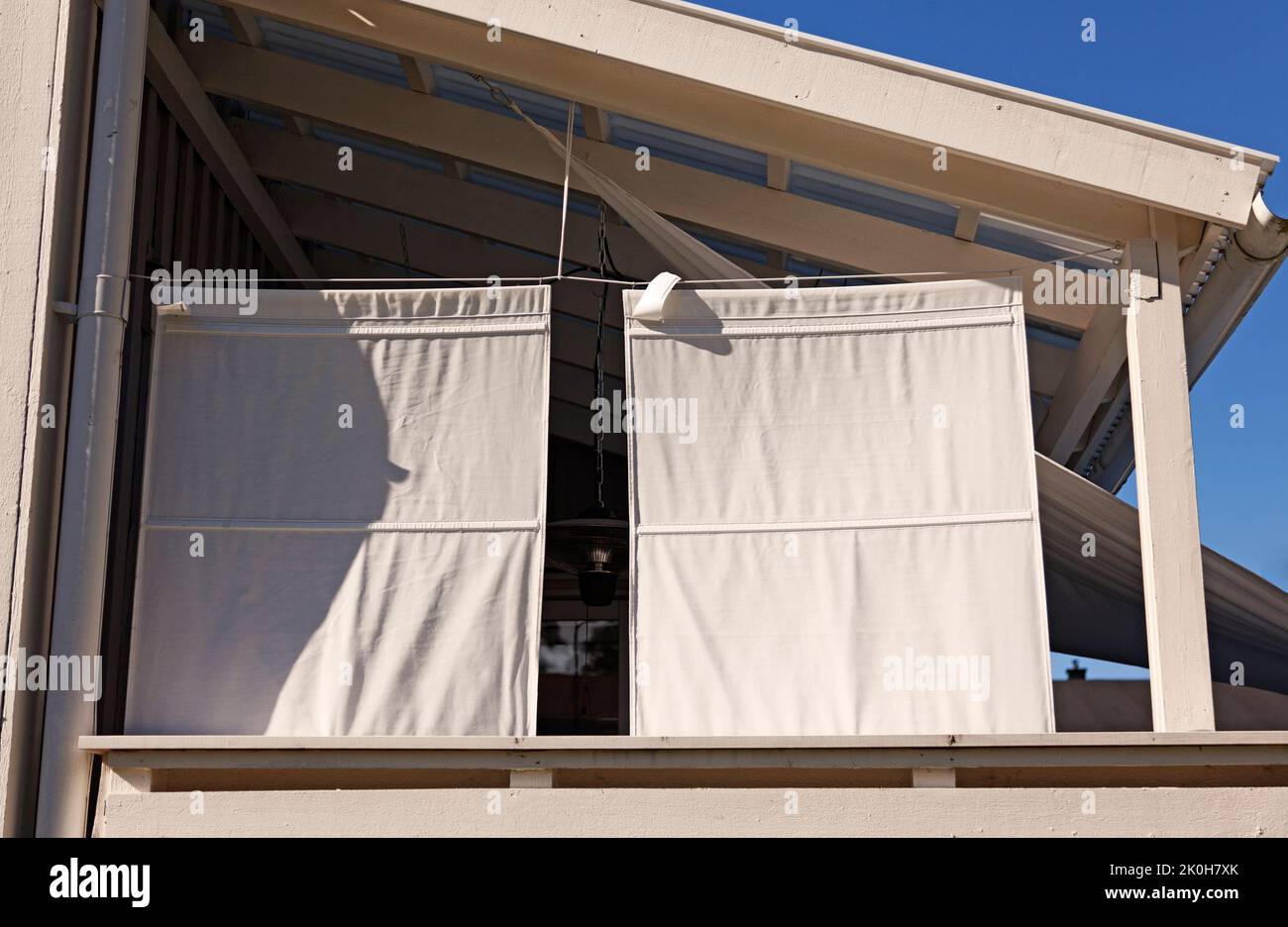 ombrelloni in cotone bianco appesi al balcone Foto Stock