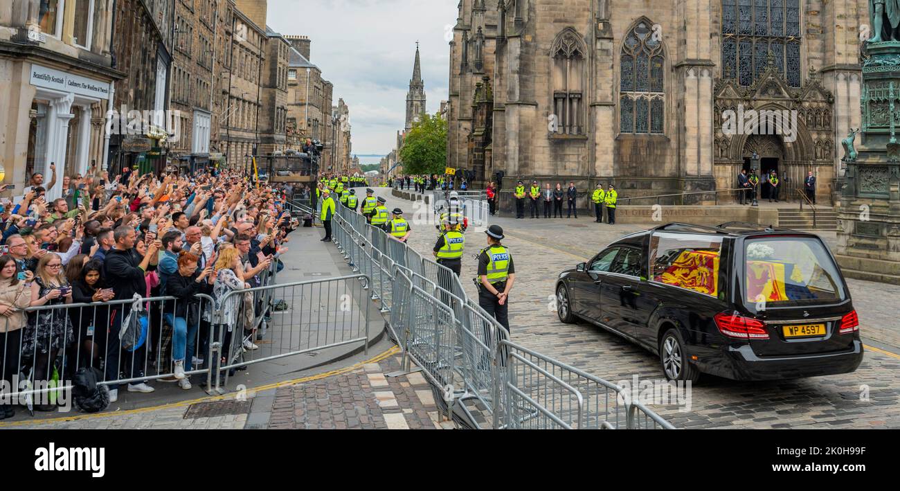 Edimburgo, Regno Unito. 11th Set, 2022. Royal Mile. La bara della tarda Regina Elisabetta II arriva oggi nel centro di Edimburgo durante il suo viaggio da Balmoral a Holyrood Palace. La bara e la processione delle automobili passarono migliaia di membri del pubblico che costeggiarono le miglia reali e ruppero in applausi la bara passò. Questa e' una vista della Cattedrale di St Giles, dove la bara delle Regine sara' portata domani con i membri della Famiglia reale che seguiranno. PIC Credit: phil wilkinson/Alamy Live News Foto Stock