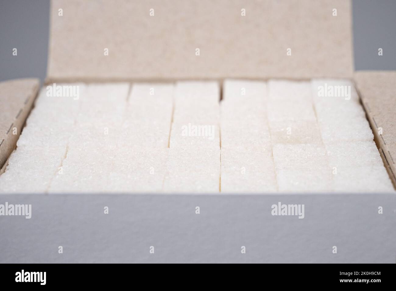 scatola con cubetti di zucchero bianco closeup. Foto Stock