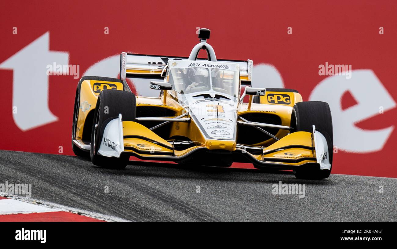 Monterey, California, Stati Uniti. 10th Set, 2022. A. il pilota del Team Penske Scott McLaughlin entra nel cavatappi il Firestone Grand Prix di Monterey pratica # 2 al circuito Weathertech Laguna Seca Monterey, CA Thurman James/CSM/Alamy Live News Foto Stock