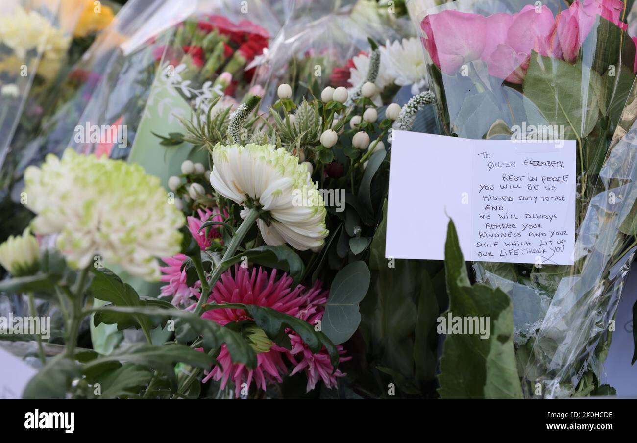 Bournemouth, Regno Unito. 11th settembre 2022. Messaggi poignanti e tributi floreali alla compiuta Regina Elisabetta II si posarono ai piedi del memoriale di guerra a Bournemouth, Dorset. Credit: Richard Crease/Alamy Live News Foto Stock