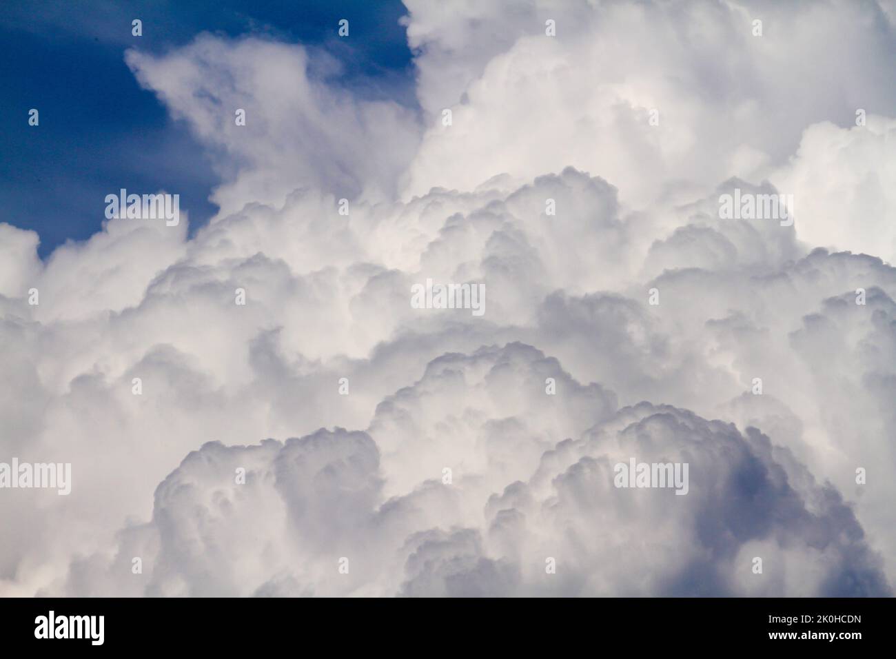 Nuvole bianche e soffici contro il paesaggio del cielo Foto Stock