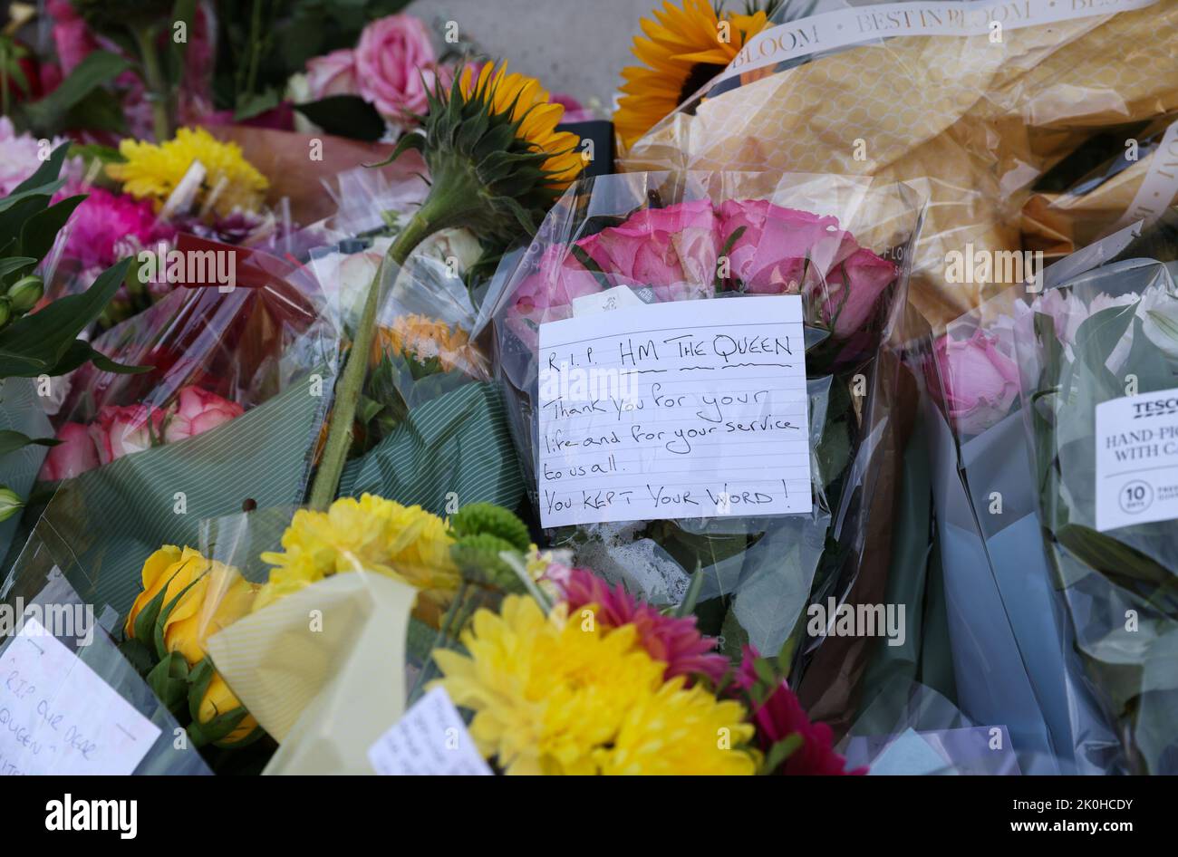 Bournemouth, Regno Unito. 11th settembre 2022. Messaggi poignanti e tributi floreali alla compiuta Regina Elisabetta II si posarono ai piedi del memoriale di guerra a Bournemouth, Dorset. Credit: Richard Crease/Alamy Live News Foto Stock