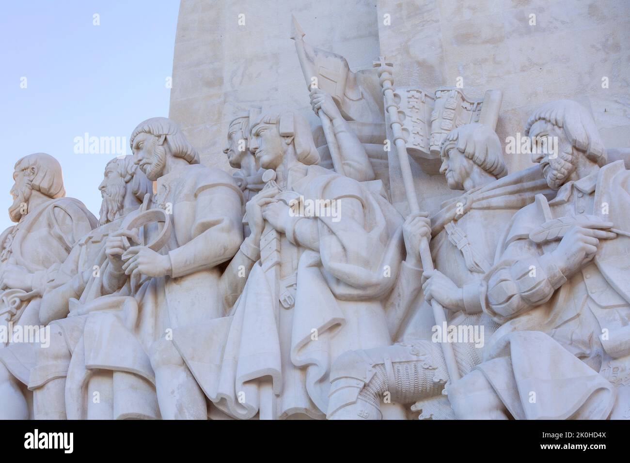 Lisbona, Portogallo Monumento alle scoperte o Padrao dos Descobrimentos sulle rive del fiume Tago nel quartiere di Belem, dettagli ravvicinati Foto Stock