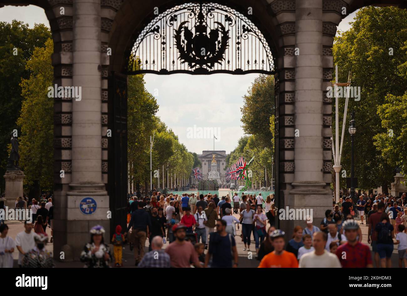 Londra, Regno Unito. 11th Set, 2022. La gente cammina attraverso un arco fino alla strada 'The Mall' di fronte a Buckingham Palace. Credit: Christian Charisius/dpa/Alamy Live News Foto Stock