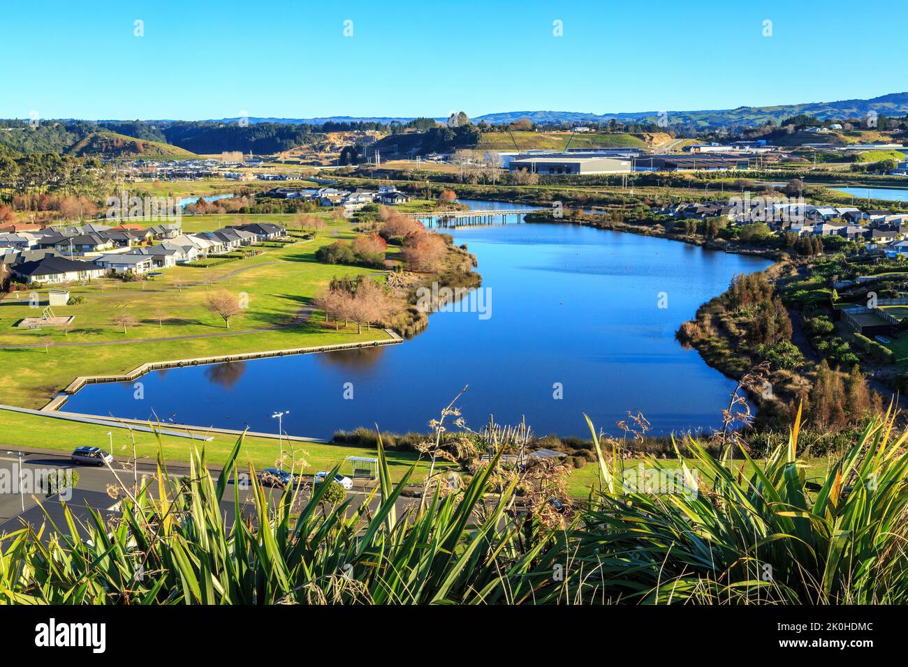 Pianificazione urbana con spazi verdi e caratteristiche dell'acqua. Una vista di 'i Laghi', un sobborgo di Tauranga, Nuova Zelanda Foto Stock