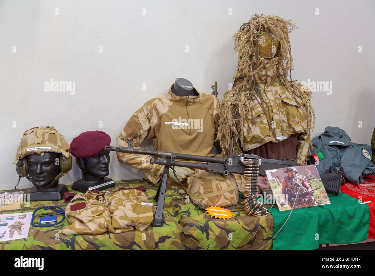 Una mostra di armi, armature da corpo e mimetizzazione usate dall'esercito britannico in Afghanistan, in mostra ad uno spettacolo di armi e militarismo Foto Stock
