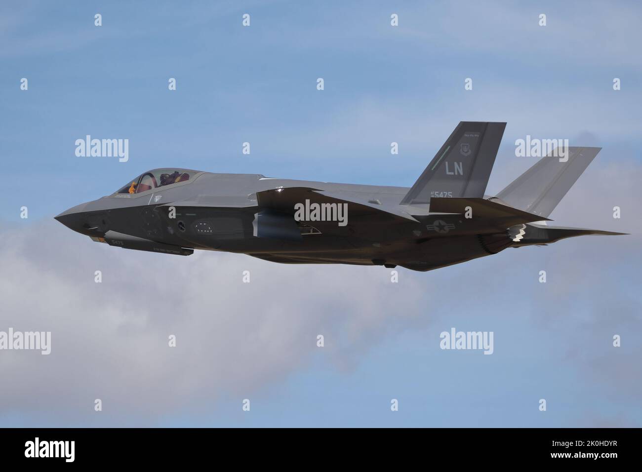 Un USAF Lockheed-Martin F-35A ha mostrato le sue capacità al RIAT 2022 Royal International Air Tattoo di Fairford, Regno Unito Foto Stock