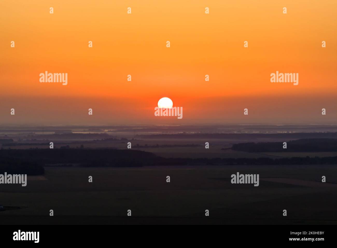 sole rosso all'alba o al tramonto di prima mattina o di sera Foto Stock