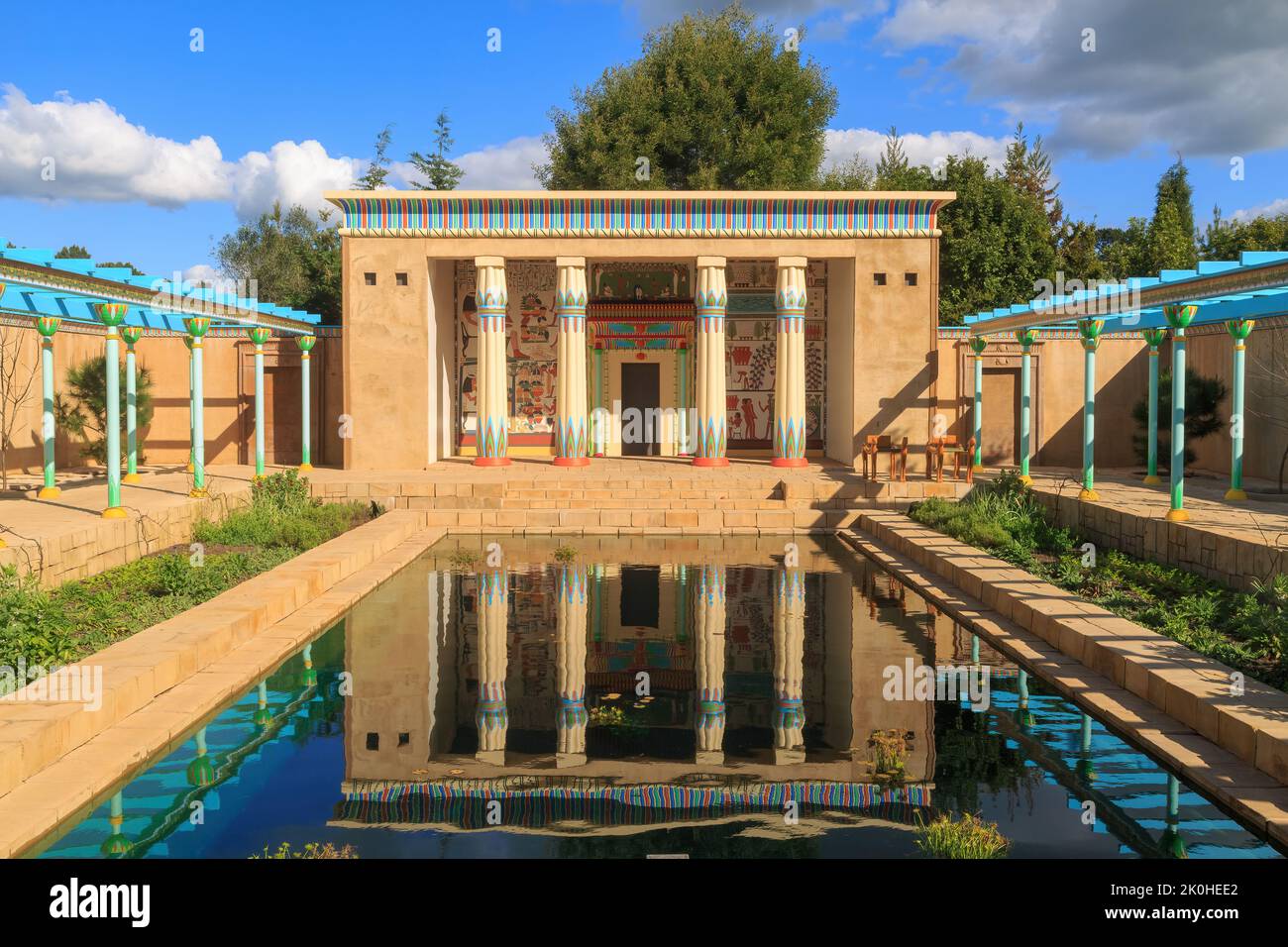 L'antico giardino egiziano, uno dei giardini a tema di Hamilton Gardens, un parco di Hamilton, Nuova Zelanda. Il tempio del giardino, riflesso in una piscina Foto Stock