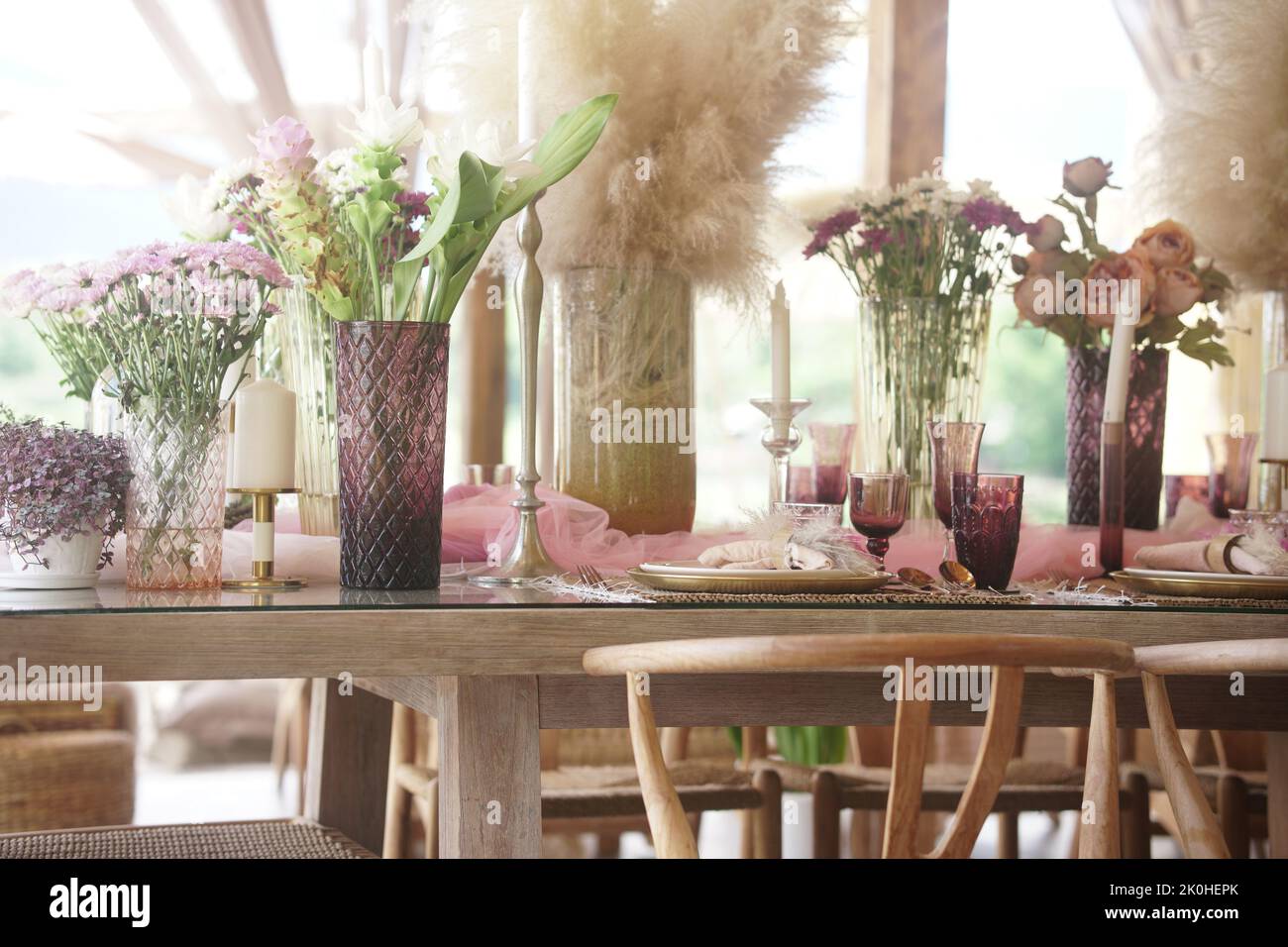 vaso fiore viola decorazione sul tavolo da pranzo. interni casa Foto Stock