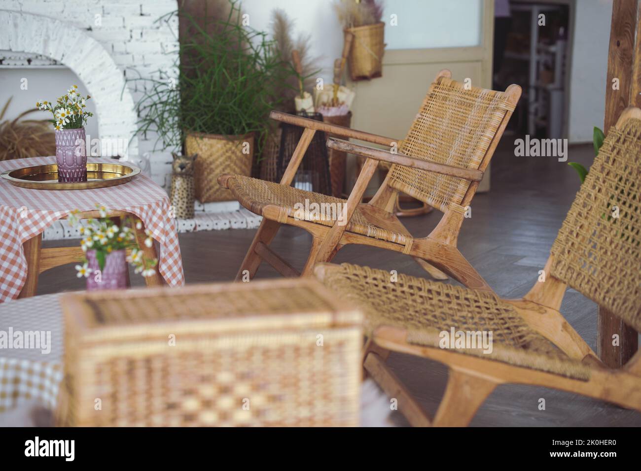 sedia in rattan in vimini sul balcone della terrazza. interno della casa Foto Stock