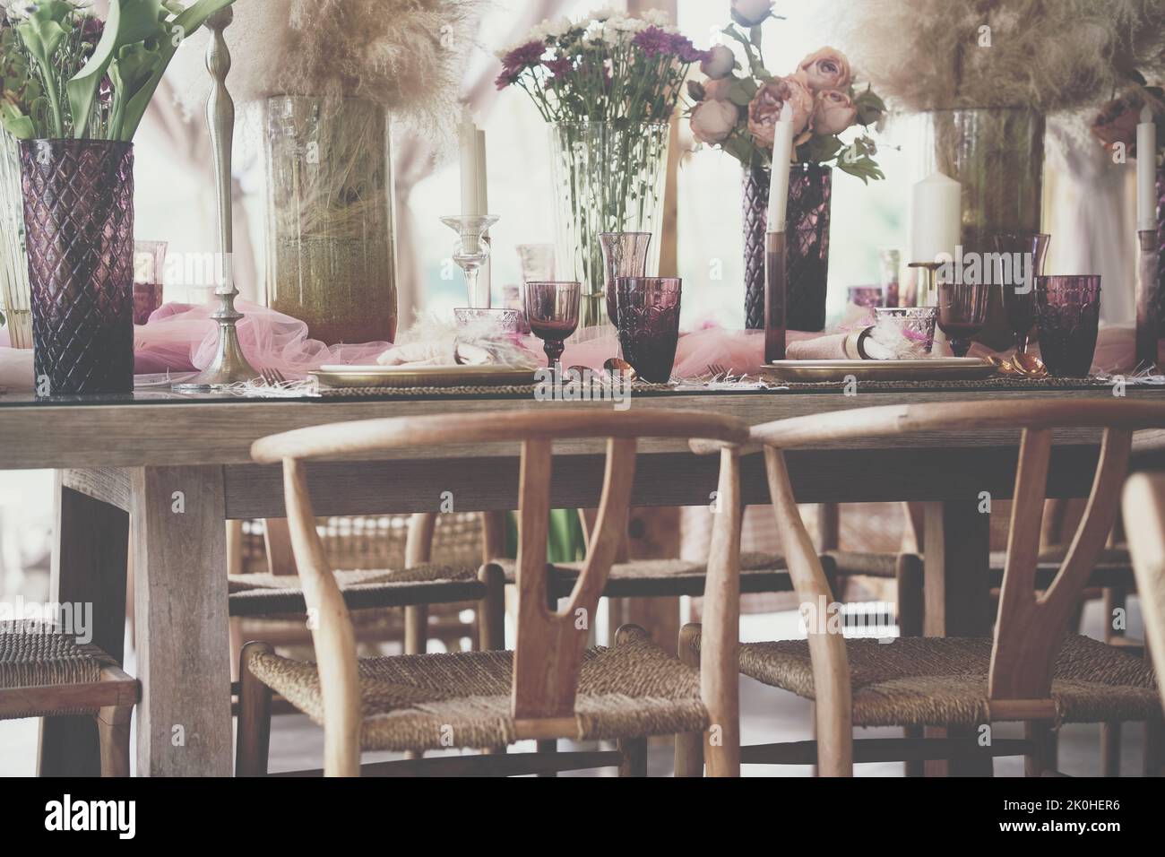 tavolo da pranzo con stoviglie in vetro. festa per banchetti Foto Stock
