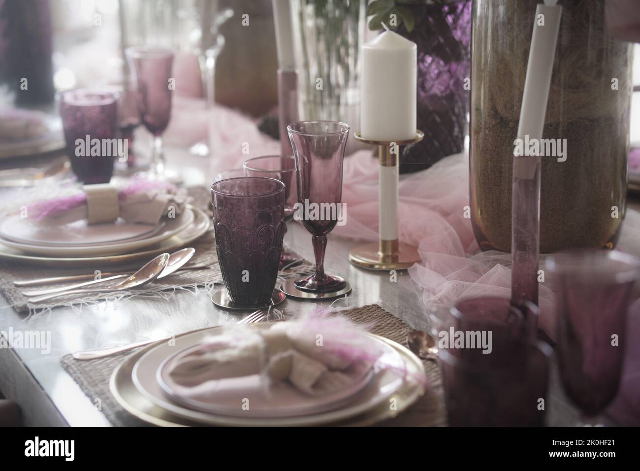 tavolo da pranzo con stoviglie in vetro. festa per banchetti Foto Stock