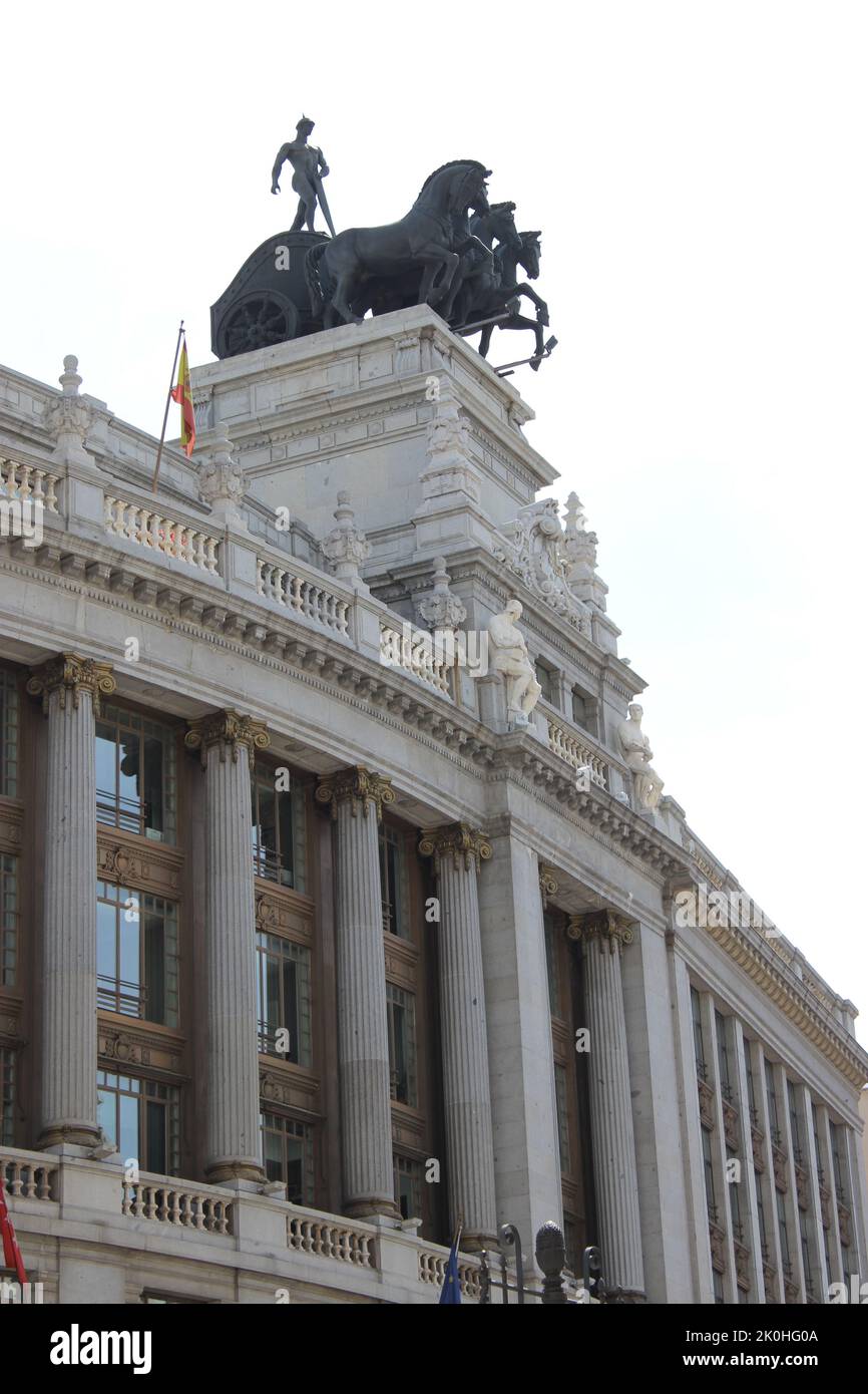 La scultura a quattro carri a cavallo in cima al Banco Bilbao Vizcaya edificio a Madrid, Spagna. Scatto verticale Foto Stock