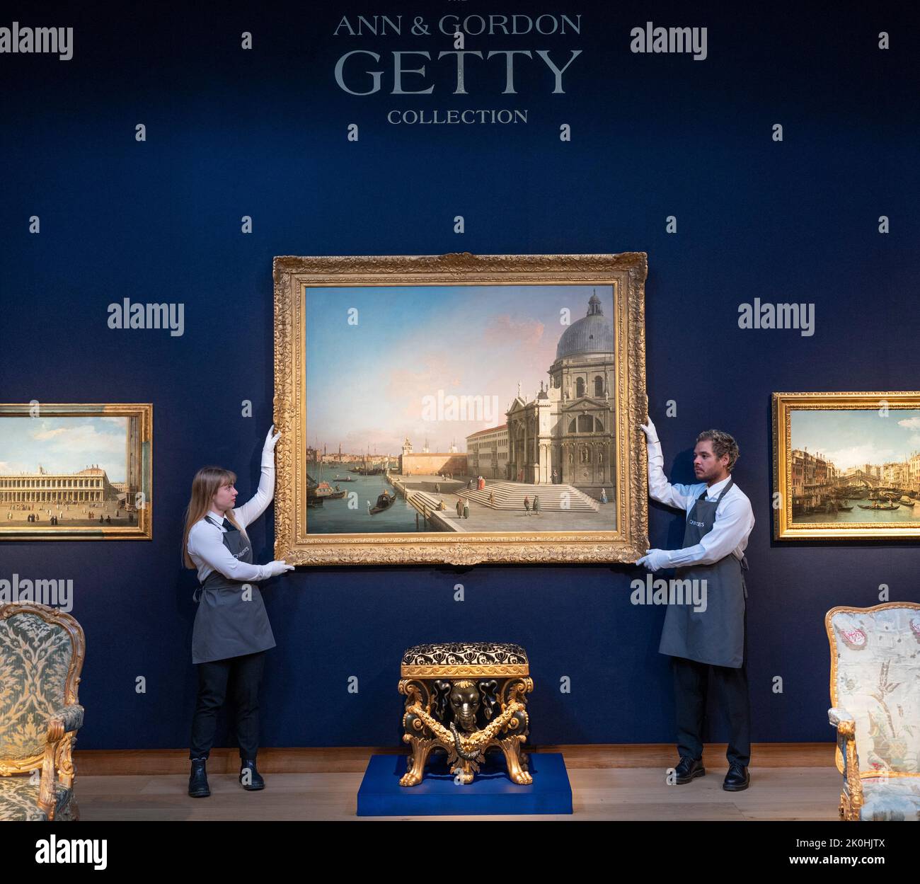 Christie’s, Londra, Regno Unito. 12 settembre 2022. Anteprima delle offerte della collezione Ann and Gordon Getty. Opere d'arte del 19th e 20th° secolo, arti decorative, dipinti e disegni di antichi maestri, porcellane e argento, opere d'arte cinesi, arredamento inglese ed europeo, in vendita per la beneficenza durante le vendite di quattro giorni e sera a New York, 20-23 ottobre. Credito: Canaletto, Venezia, il Canal Grande guardando verso est con Santa Maria della Salute (stima $6.000.000-10.000.000). Credit: Malcolm Park/Alamy Live News. Foto Stock