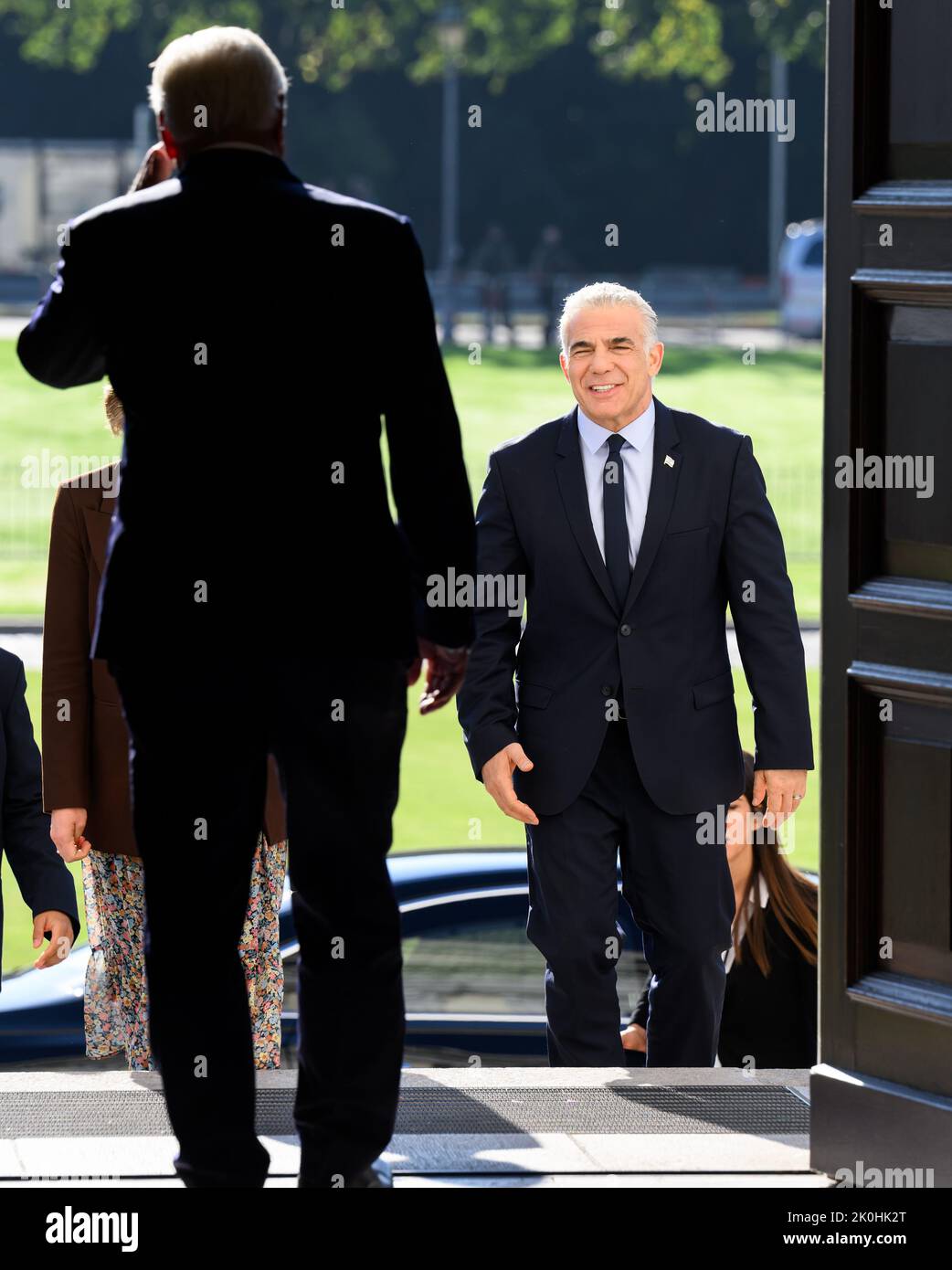 Berlino, Germania. 12th Set, 2022. Il presidente tedesco Frank-Walter Steinmeier (l) riceve Jair Lapid, primo ministro d'Israele, per i colloqui al Palazzo Bellevue. Credit: Bernd von Jutrczenka/dpa/Alamy Live News Foto Stock