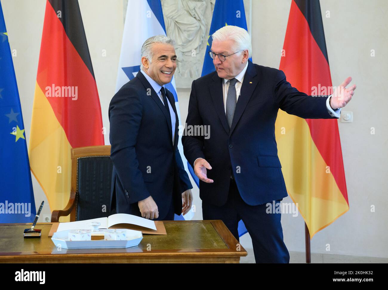 Berlino, Germania. 12th Set, 2022. Il presidente tedesco Frank-Walter Steinmeier (r) riceve Jair Lapid, primo ministro d'Israele, per i colloqui al Palazzo Bellevue. Credit: Bernd von Jutrczenka/dpa/Alamy Live News Foto Stock