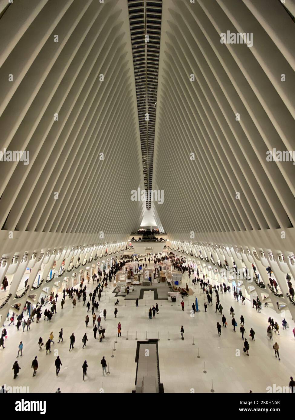 Uno scatto verticale dell'interno dell'Oculus al World Trade Center di NYC, Stati Uniti Foto Stock