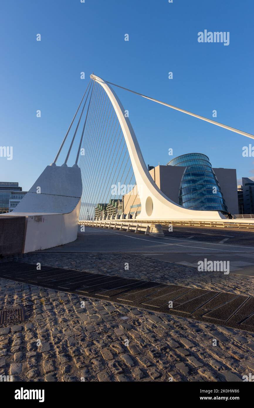 Un pomeriggio di sole a Dublino, il ponte Samuel Beckett Foto Stock