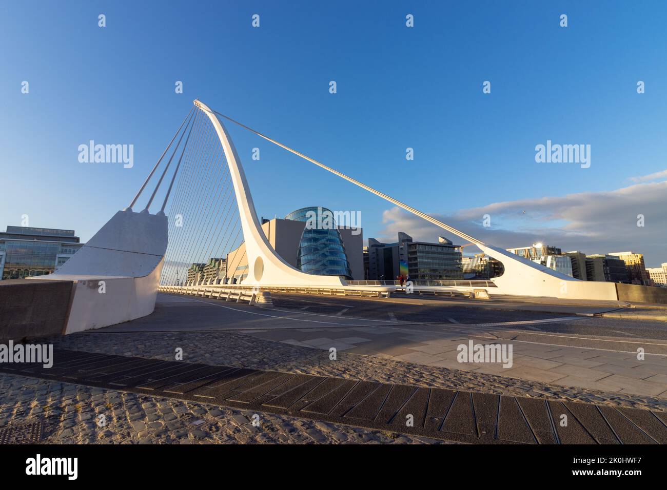 Un pomeriggio di sole a Dublino, il ponte Samuel Beckett Foto Stock