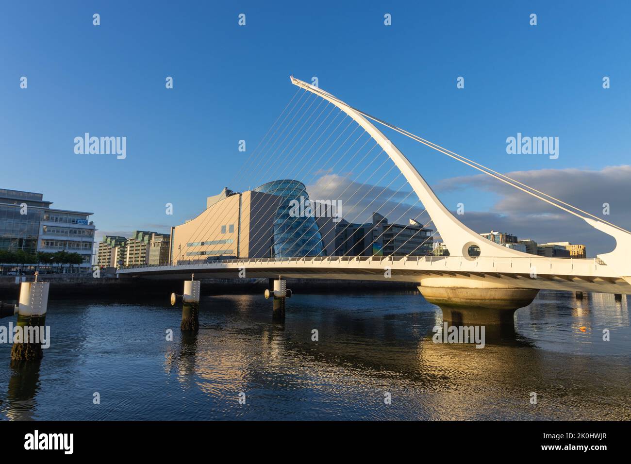 Un pomeriggio di sole a Dublino, il ponte Samuel Beckett Foto Stock