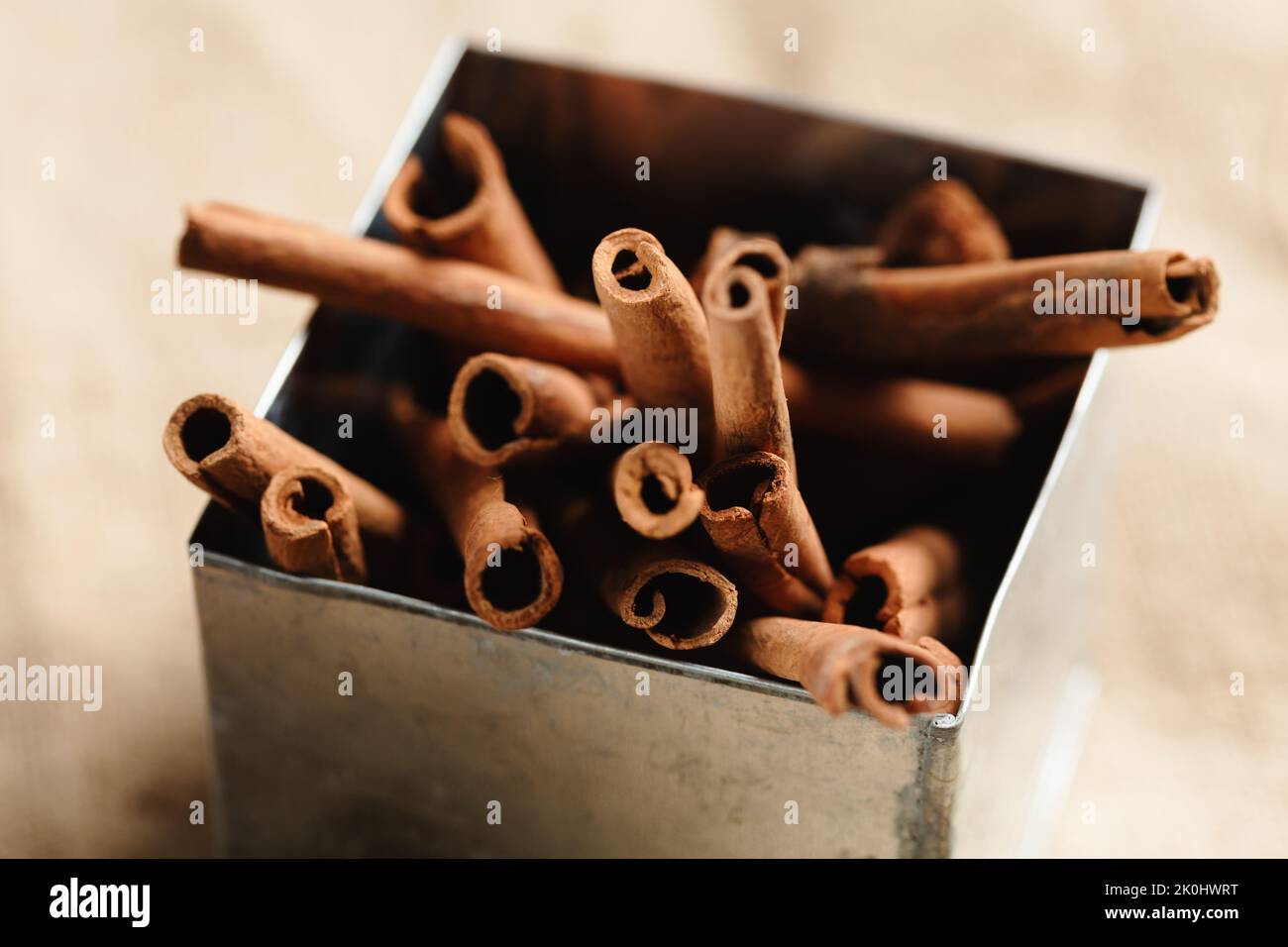 bastoncini di cannella cassia in una scatola metallica Foto Stock