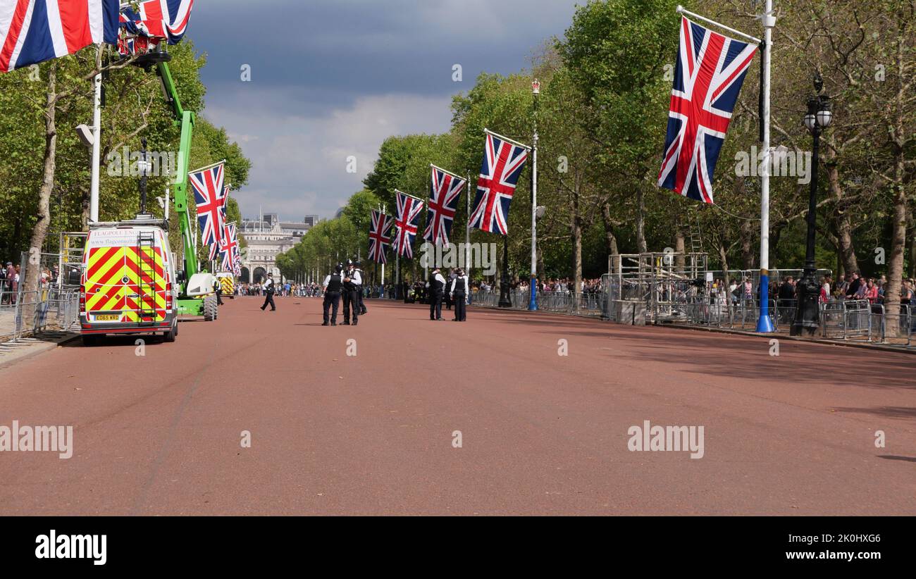 11 settembre 2022 - Londra, Regno Unito: Union Jacks è appeso il Mall prima del funerale Foto Stock