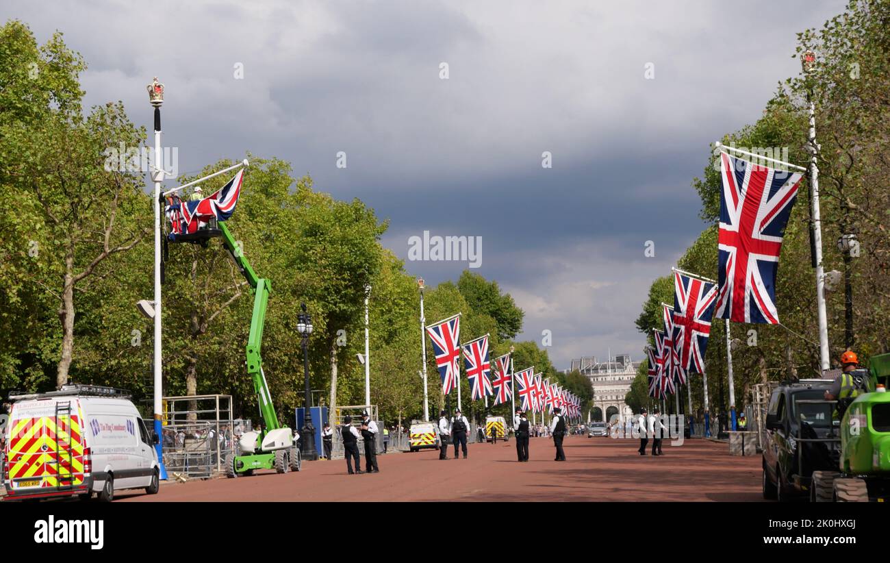 11 settembre 2022 - Londra, Regno Unito: Union Jacks è appeso il Mall prima del funerale Foto Stock