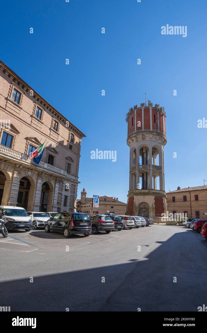 Via Roma, la Torre dell'Acquedotto, Filottrano, Marche, Italia, Europa Foto Stock