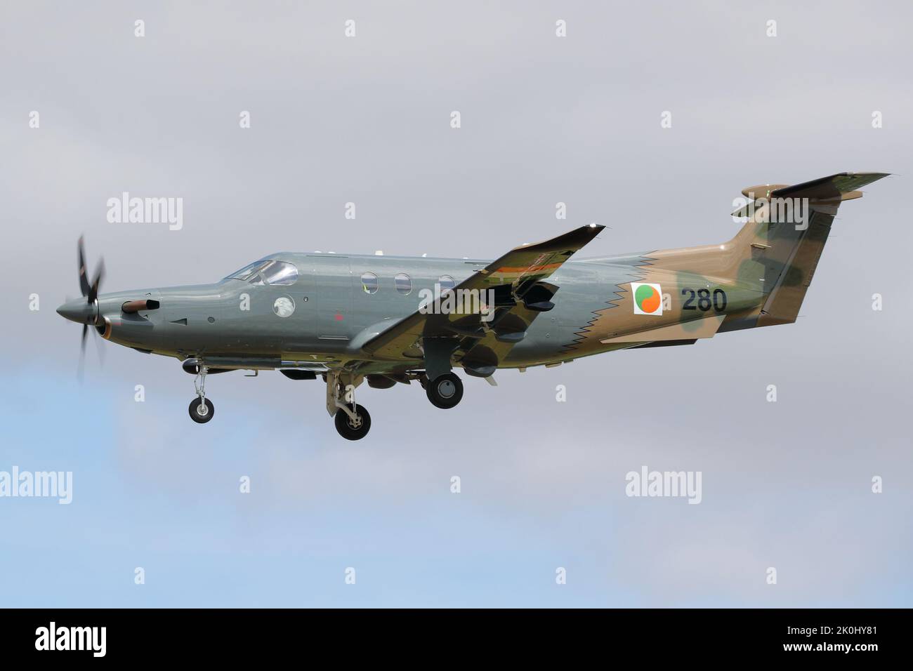 Irish Air Corps 280 Pilatus PC-12 arriva per il RIAT Royal International Air Tattoo 2022, Fairford, Regno Unito Foto Stock