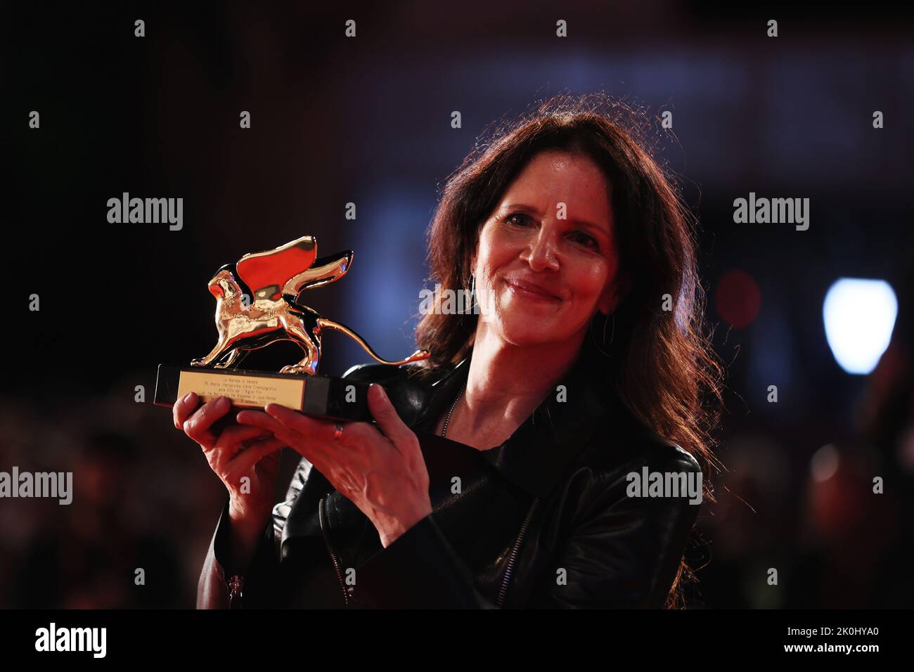 VENEZIA, ITALIA - SETTEMBRE 10: Laura Poitras posa con il Leone d'Oro per il miglior film per 'tutta la bellezza e lo spargimento di sangue' durante i vincitori del premio p Foto Stock
