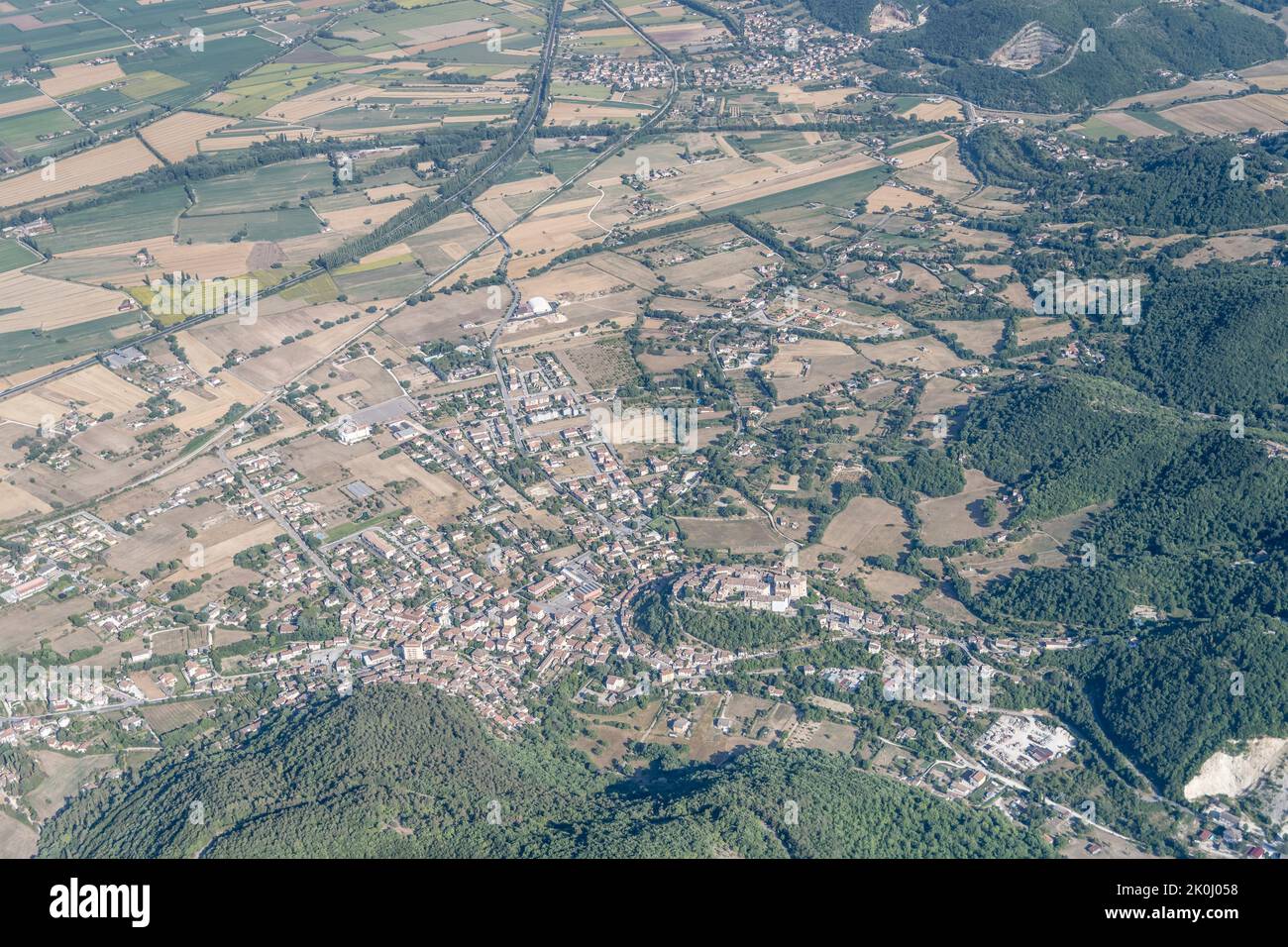 Ripresa aerea, da un piccolo aereo, del villaggio di Contigliano nella valle di Rieti, ripresa da ovest nella luminosa luce estiva, Appennini, Rieti, Lazio, Italia Foto Stock
