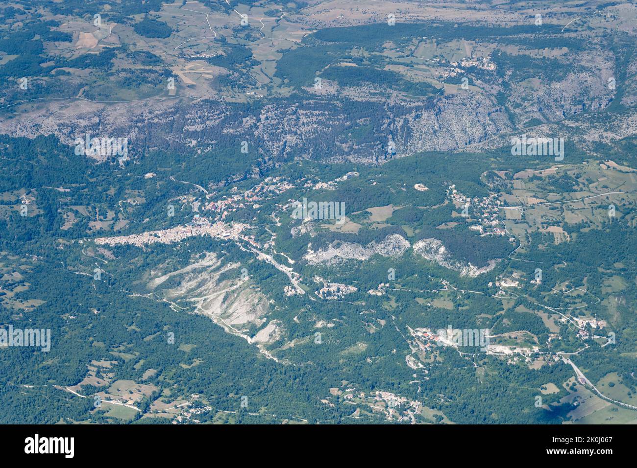 Ripresa aerea, da un piccolo aereo, dello storico borgo montano di Caramanico Terme, ripresa da ovest in piena luce estiva, Appennini, Pescara, Abruzzo, Foto Stock