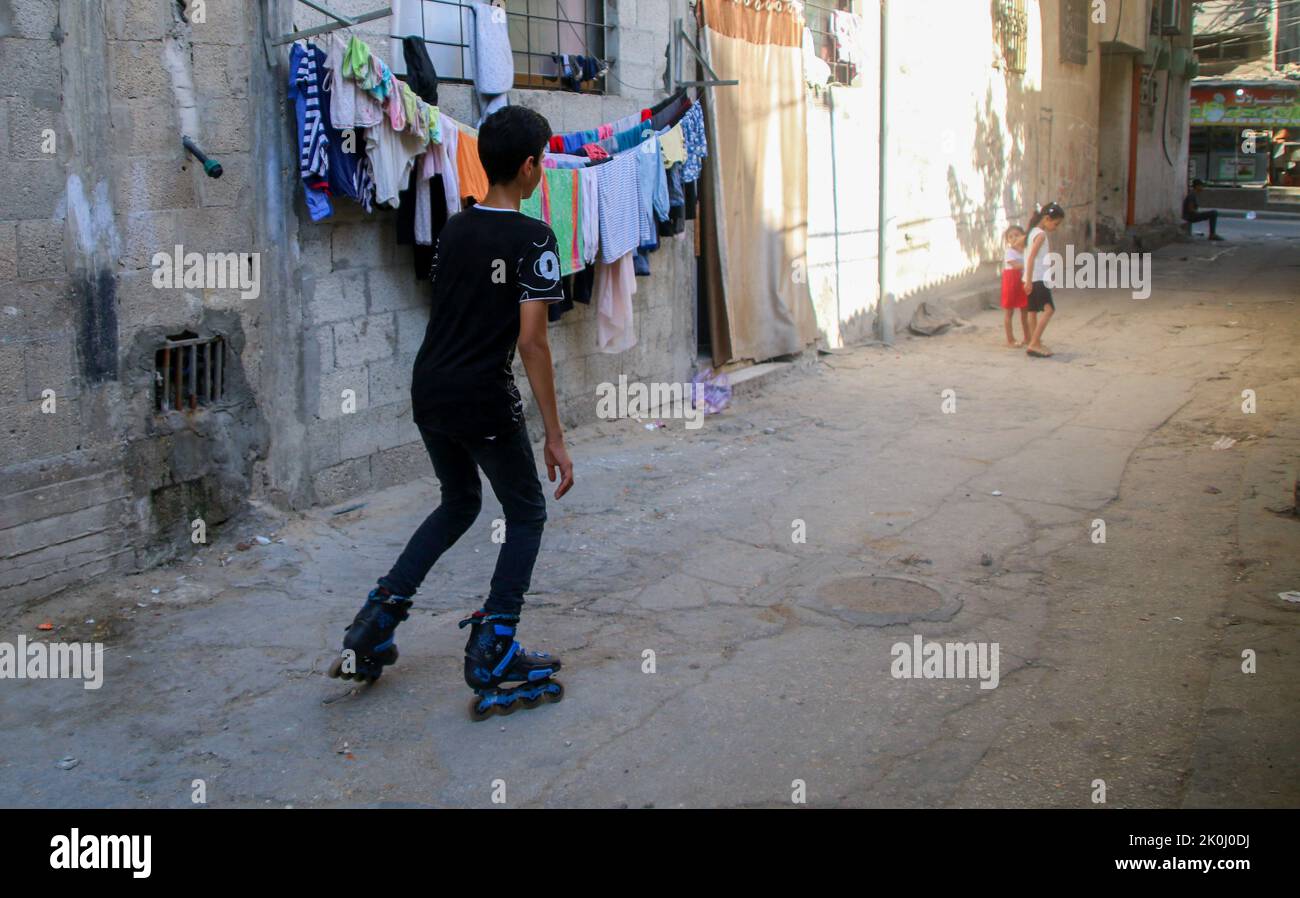 Città di Gaza, striscia di Gaza, Palestina. 10th Set, 2022. Gaza, Palestina. 10 settembre 2022. Mohammad Kayed Himad, 14 anni, pattina negli stretti vicoli del campo profughi palestinese Shati nella striscia di Gaza. Mohammad pratica il pattinaggio da 10 anni nel campo densamente popolato di al Shati, uno dei più grandi campi profughi palestinesi di Gaza (Credit Image: © Ahmad Hasaballah/IMAGESLIVE via ZUMA Press Wire) Foto Stock